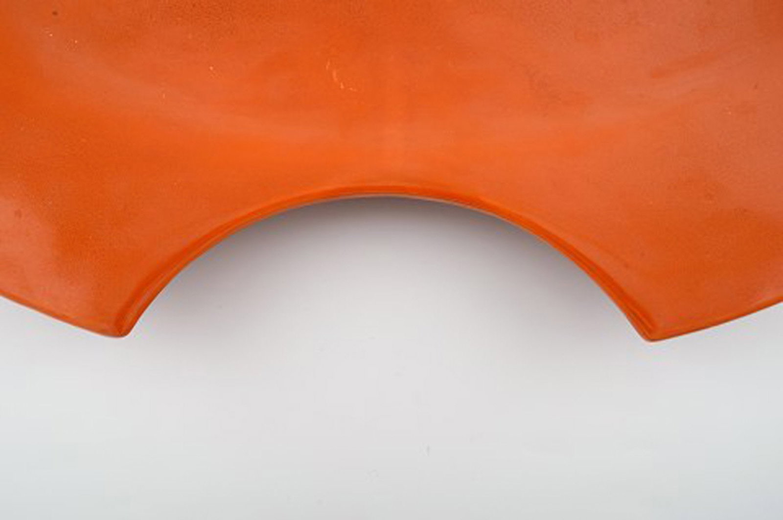 Bjorn Wiinblad. 'Figaro' Very large shaving-dish / wall plaque in orange. - 3