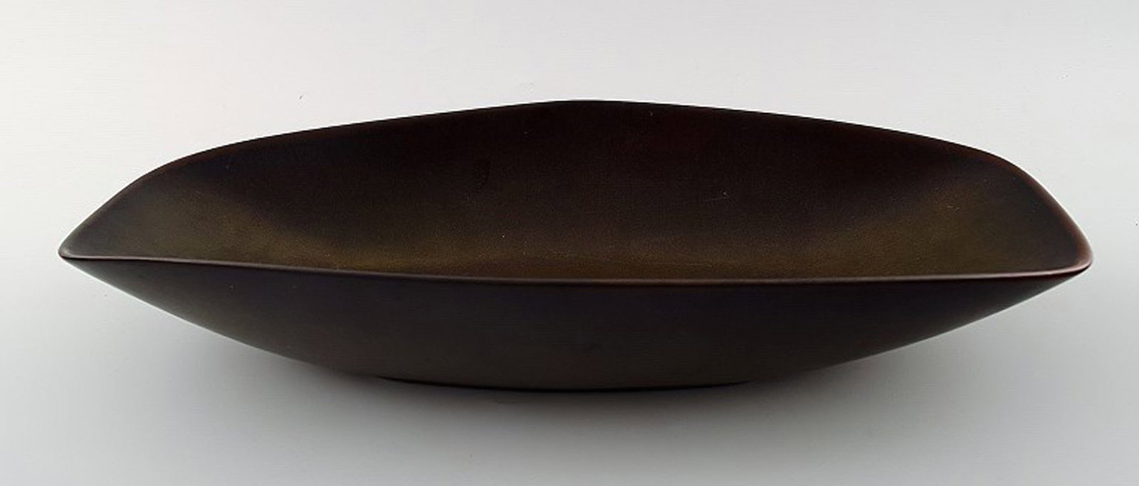 Carl-Harry Stålhane, Rorstrand / Rörstrand, large stoneware bowl.: Brand: Various Carl-Harry Stålhane, Rorstrand / Rörstrand, large stoneware bowl. Beautiful glaze in brown shades. Length 31.5 cm. Width 13.5 cm. 5.5 cm. high. In perfect condition, 2nd. fact