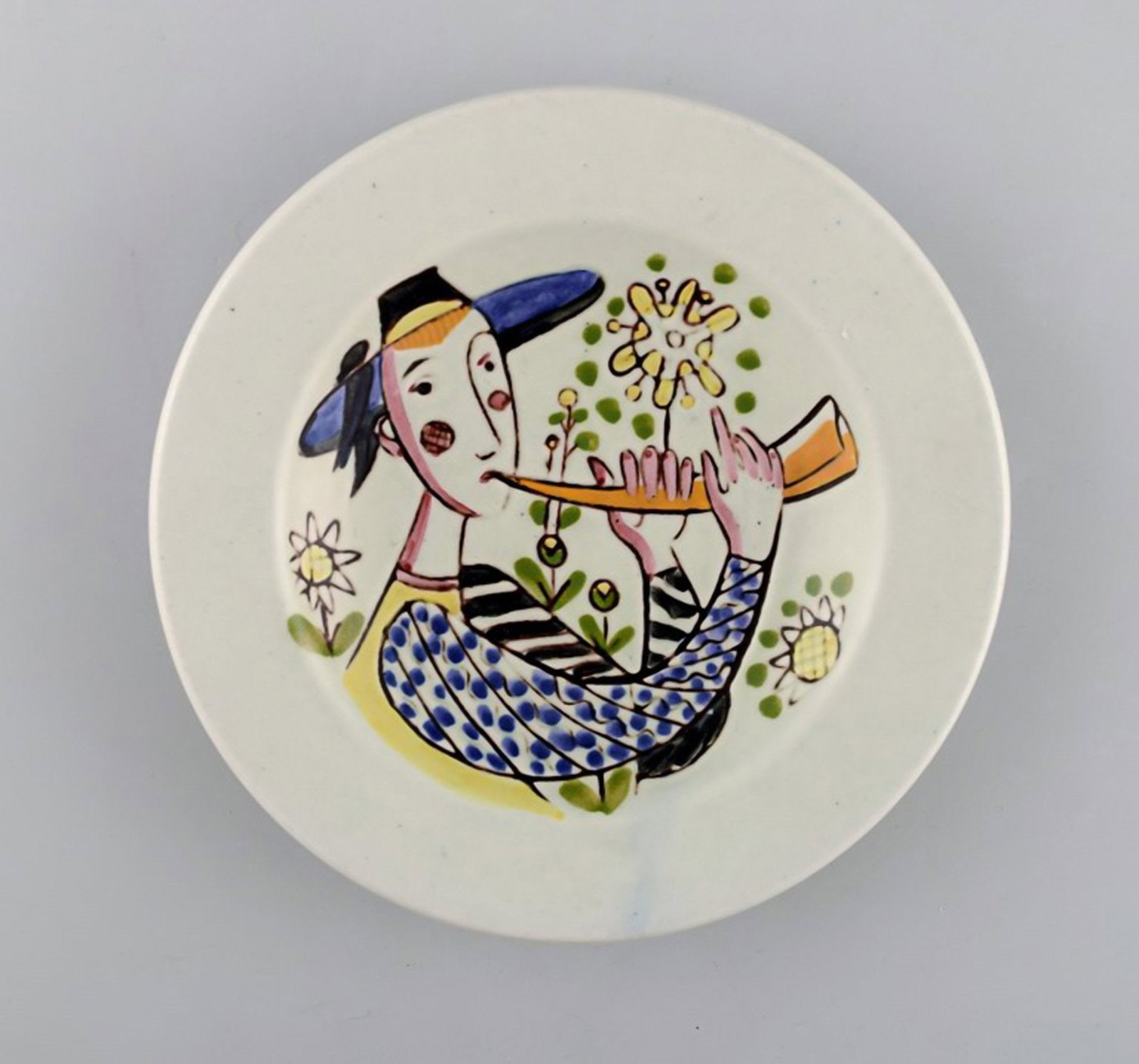 Carl-Harry Stålhane for Rörstrand. Hand painted bowl in glazed stoneware decorated with: Brand: Various Carl-Harry Stålhane for Rörstrand. Hand painted bowl in glazed stoneware decorated with man in field. 1960's. Measures: 18 x 3 cm. In very good condition. Signed. Reserve: