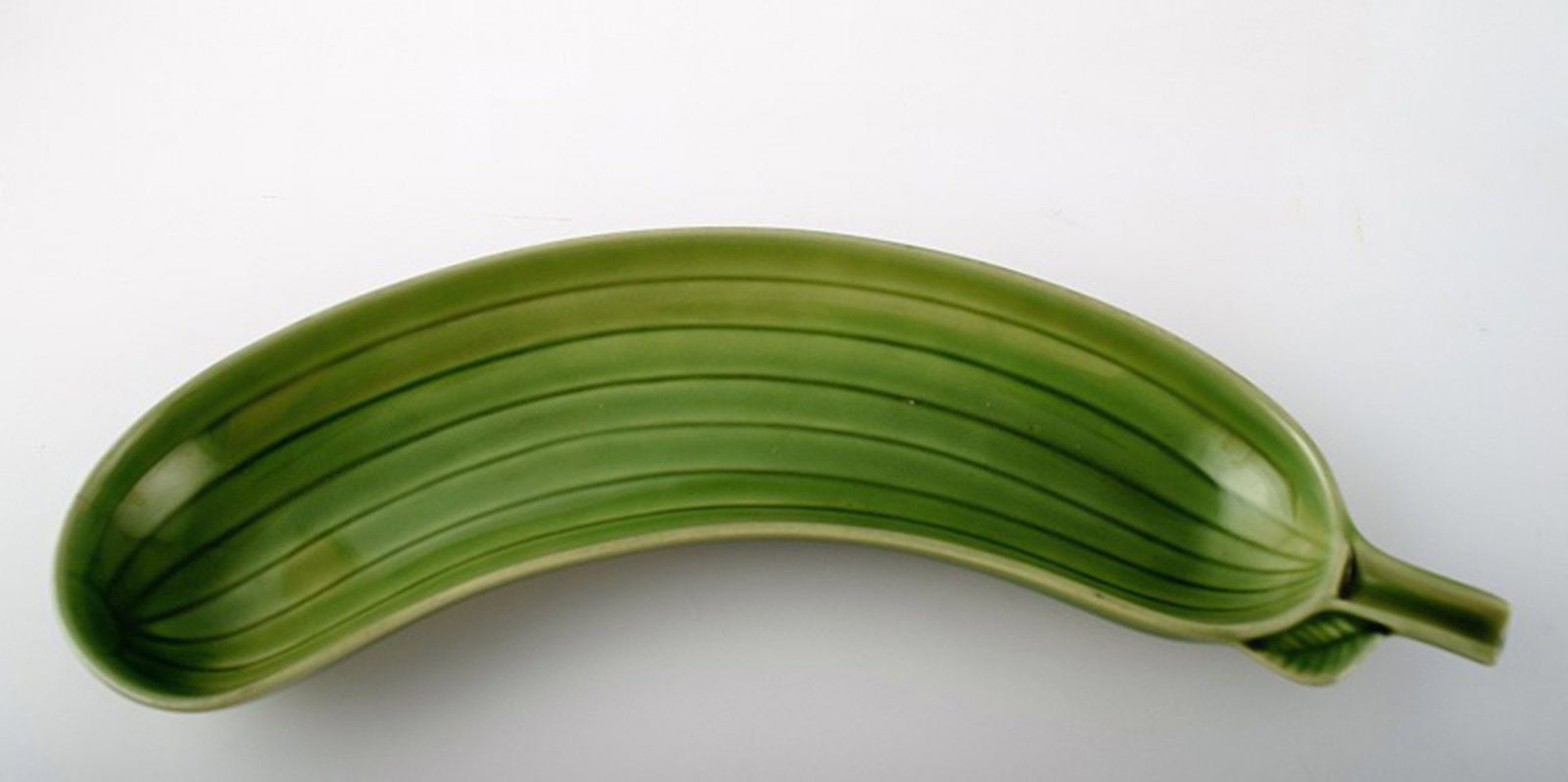 Stig Lindberg, Gustavsberg. Cucumber dishes. 3 pcs. in stock.: Brand: Gustavsberg 3 Stig Lindberg, Gustavsberg. Cucumber dishes. Measures: 31 cm. Stamped. In good condition, hairline crack. Reserve: $105.00 Shipping: Domestic: Shipping rates are determined by des