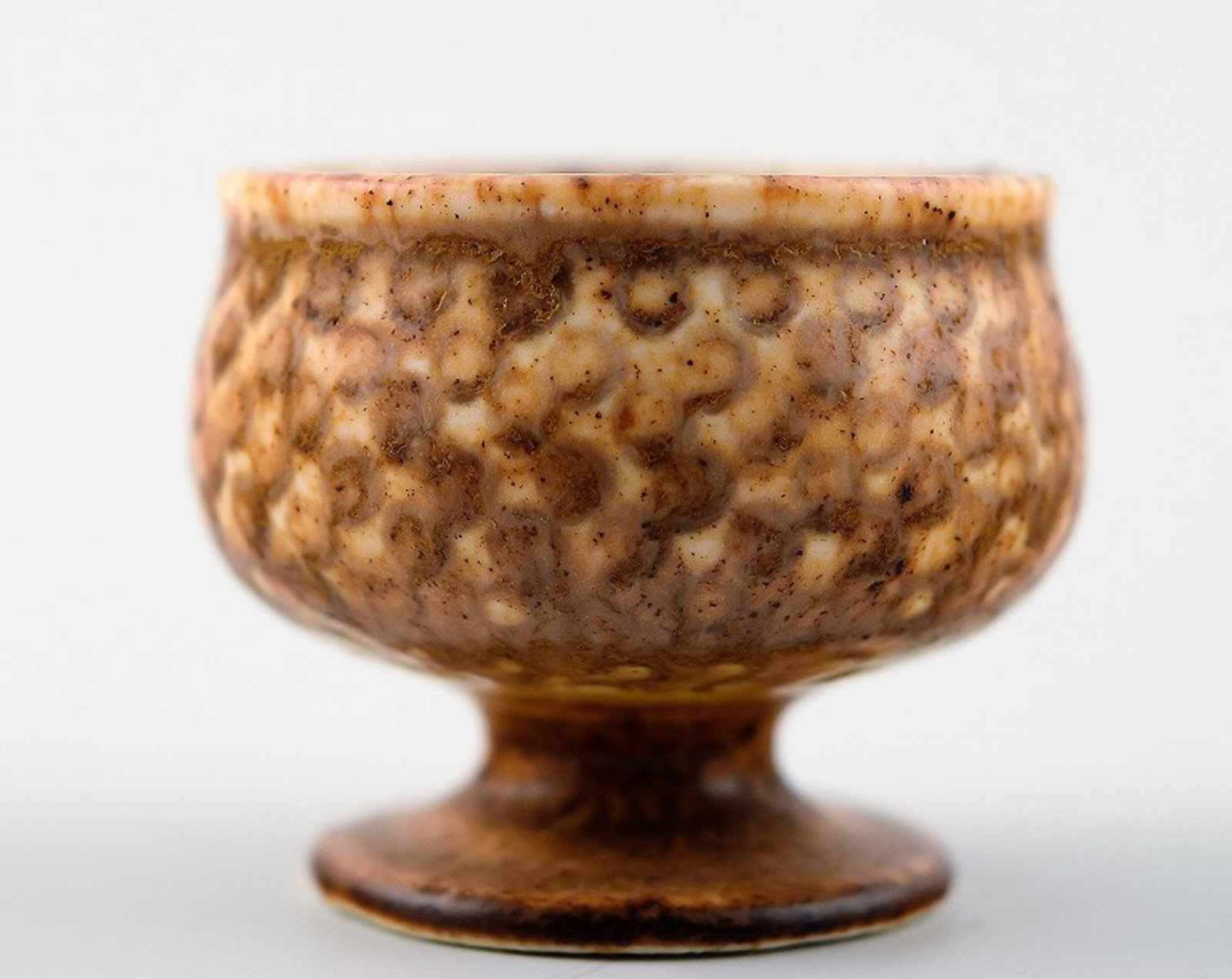 Stig Lindberg (1916-1982), Gustavberg Studio hand, ceramic miniature vase.: Brand: Various Stig Lindberg (1916-1982), Gustavberg Studio hand, ceramic miniature vase. Fine glaze, rare form. Measuring 4 x 3 cm. In perfect condition. Reserve: $140.00 Shipping: Domestic: Shipping