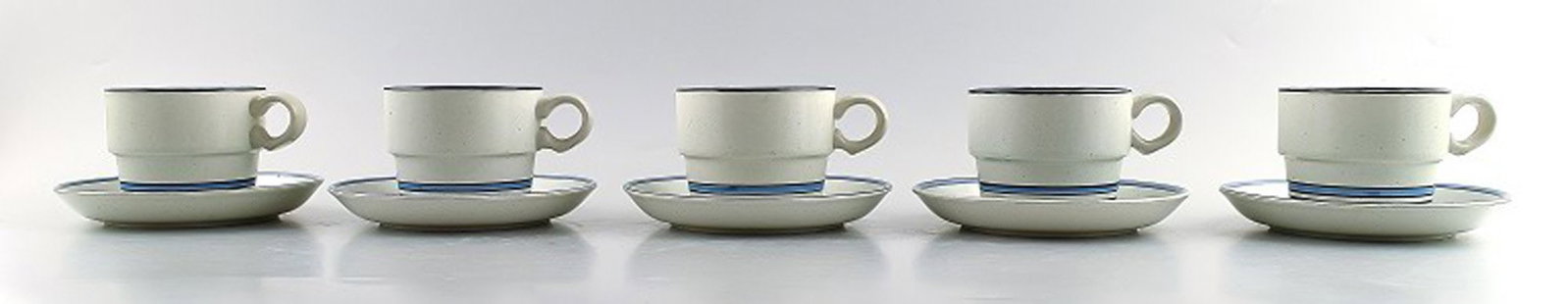 Stig Lindberg (1916-1982), Gustavsberg. 5 sets of "Darts" coffee cups in hand painted stoneware.: Brand: Gustavsberg Stig Lindberg (1916-1982), Gustavsberg. 5 sets of "Darts" coffee cups in hand painted stoneware. Approximately 1960s. Hallmarked. Measures: 7.5 x 5.5 cm. Saucer 12 cm. In perfect co