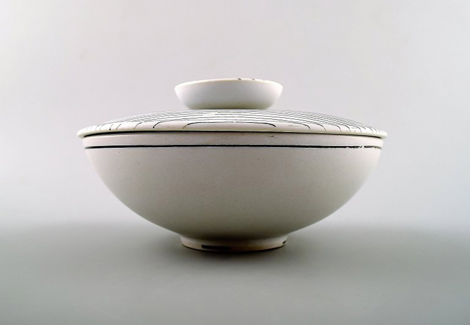 Stig Lindberg (1916-1982), Gustavsberg "Filigran" ceramic bowl with lid.: Brand: Gustavsberg Stig Lindberg (1916-1982), Gustavsberg "Filigran" ceramic bowl with lid. Approximately 1960. Marked. Measures 14 x 8 cm. In perfect condition. Reserve: $140.00 Shipping: Domestic: