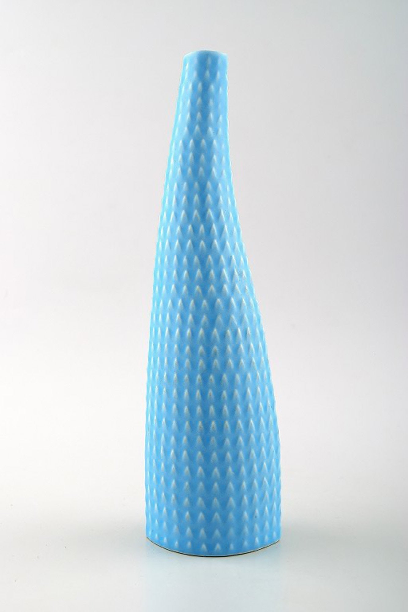 Gustavsberg, Sweden, reptile vase in turquoise by Stig Lindberg, Swedish ceramist. 60 s.: Brand: Gustavsberg Gustavsberg, Sweden, reptile vase in turquoise by Stig Lindberg, Swedish ceramist. 60 s. Size: 22 cm. high. 7 cm. in diameter. Stamped: Gustavsberg In perfect condition. Reserve: