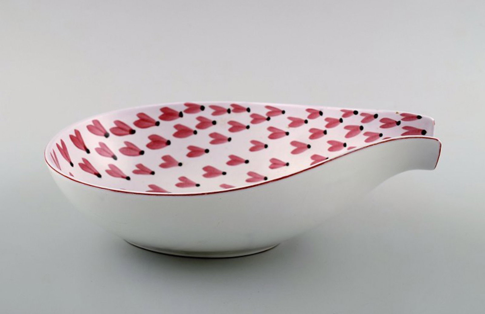 Stig Lindberg bowl, Gustavsberg studio. Fajance. 1940s.: Brand: Gustavsberg Stig Lindberg bowl, Gustavsberg studio. Fajance. 1940s. Measures: 23 cm. X 14.5 cm. Signed with "studiohand". In perfect condition. Reserve: $294.00 Shipping: Domestic: Shipping