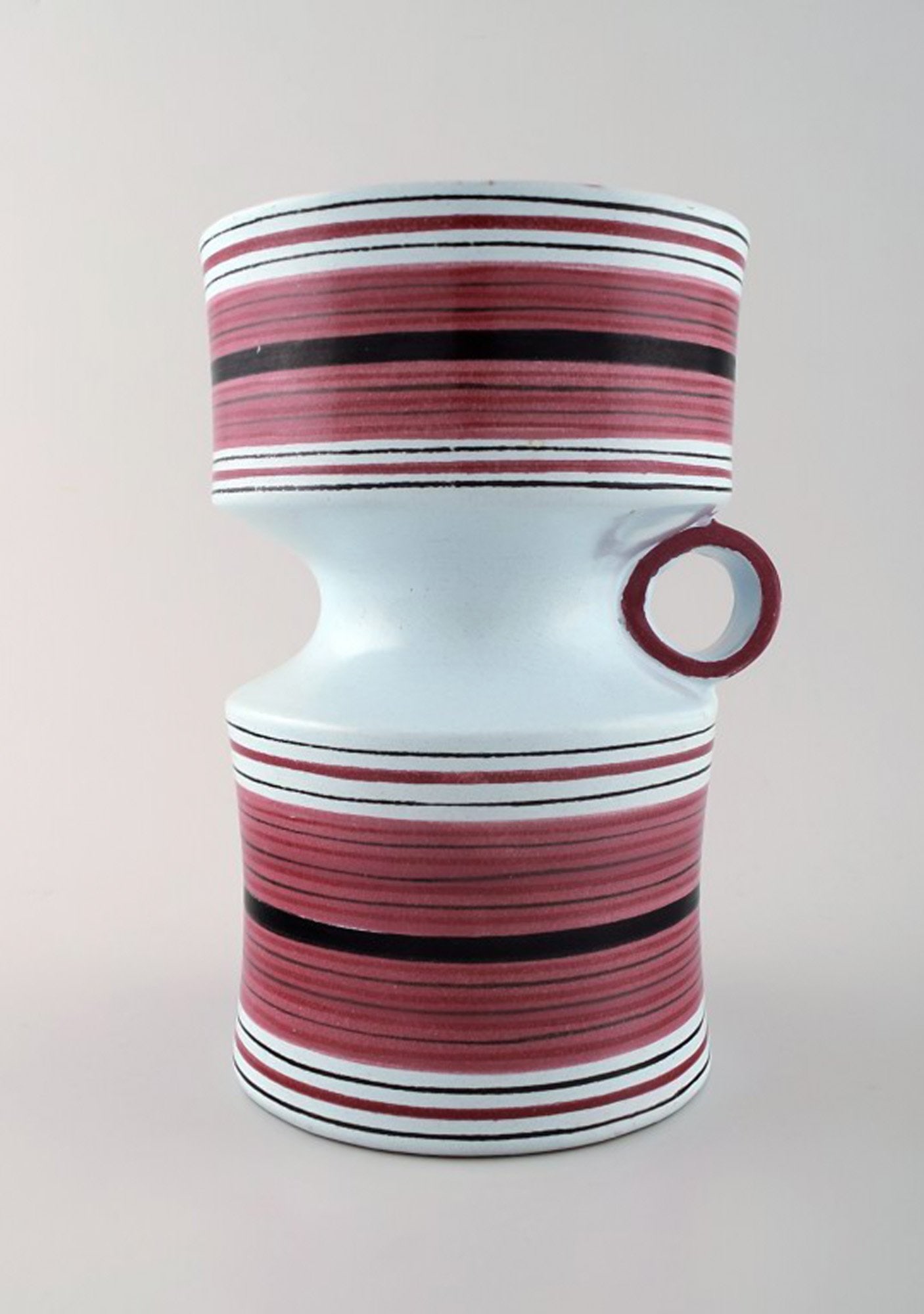 Stig Lindberg "studio hand", Gustavsberg. Faience jug/vase with handle and hand-painted decoration.: Brand: Gustavsberg Stig Lindberg "studio hand", Gustavsberg. Faience jug/vase with hand-painted decoration. Signed. ca 1950. In very good condition. Measures: 21,5 cm x 14 cm. Reserve: $588.00