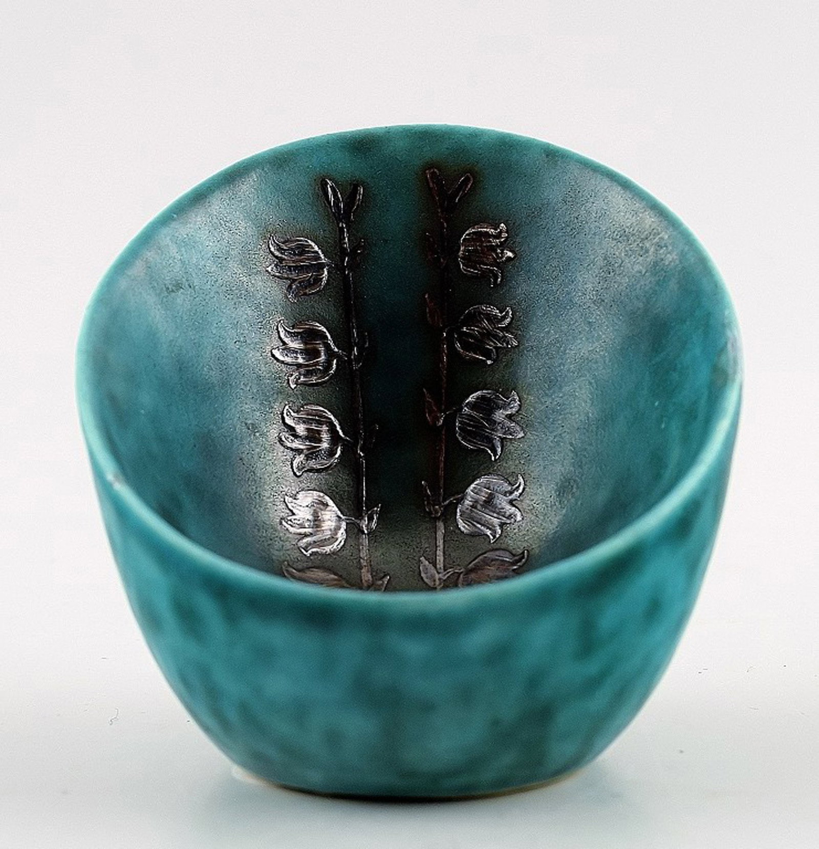 Wilhelm Kåge, Gustavsberg Argenta vase decorated with leaves.: Brand: Gustavsberg Wilhelm Kåge, Gustavsberg Argenta vase decorated with leaves. Rare form. Measures 5.5 x 7 cm. Hallmarked Gustavsberg Argenta. In perfect condition. Reserve: $95.00 Shipping: