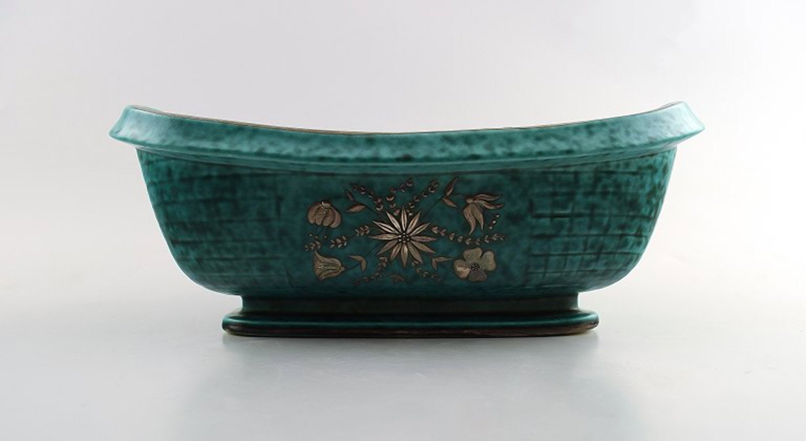 Wilhelm Kaage, Gustavsberg, Argenta Art deco flower bowl / jardiniere decorated with flowers.: Brand: Gustavsberg Wilhelm Kaage, Gustavsberg, Argenta Art deco flower bowl / jardiniere decorated with flowers. Measures 27 cm. x 11 cm. Stamped Gustavsberg, Argenta 1212. In perfect condition.