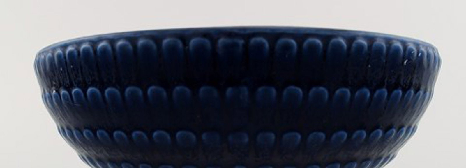 Wilhelm Kåge for Gustavsberg, Large ceramic bowl in beautiful dark blue glaze. - 3