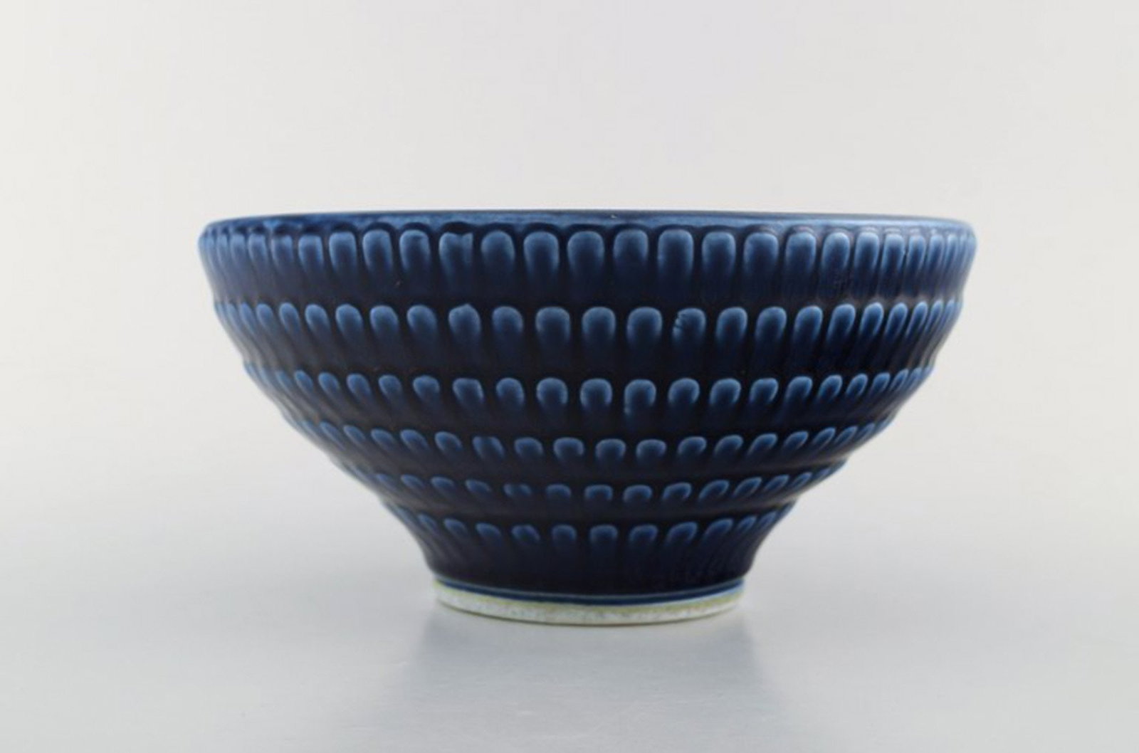 Wilhelm Kåge (1889-1960) for Gustavsberg.: Brand: Gustavsberg Wilhelm Kåge (1889-1960) for Gustavsberg. Large Bowl of stoneware, decorated with brown and blueish glaze. Stamped. Gustavsberg Kåge Verkstad. In perfect condition. Measur