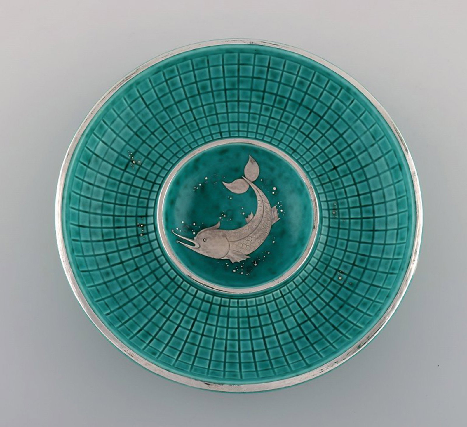 Wilhelm Kåge for Gustavsberg. Rare Argenta art deco bowl in glazed ceramics decorated with fish: Brand: Gustavsberg Wilhelm Kåge for Gustavsberg. Rare Argenta art deco bowl in glazed ceramics decorated with fish in silver inlay. Sweden 1940's. Measures: 18.5 x 4 cm. Stamped Gustavsberg, K
