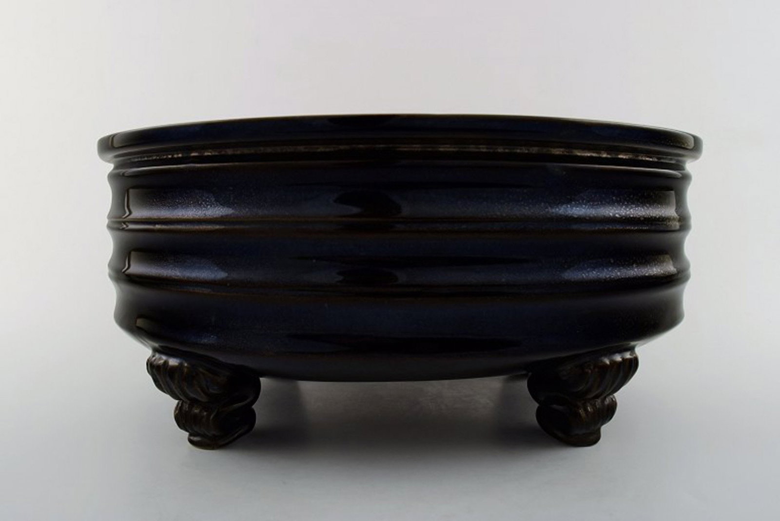 Svend Hammershøi for Kähler. Large Flowerpot / compote with dark blue glaze.: Brand: Kähler Svend Hammershøi for Kähler. Large Flowerpot / compote with dark blue glaze. Signed "HAK". 1940s. Length 27.5 cm. Height 12 cm. In perfect condition. Reserve: $644.00