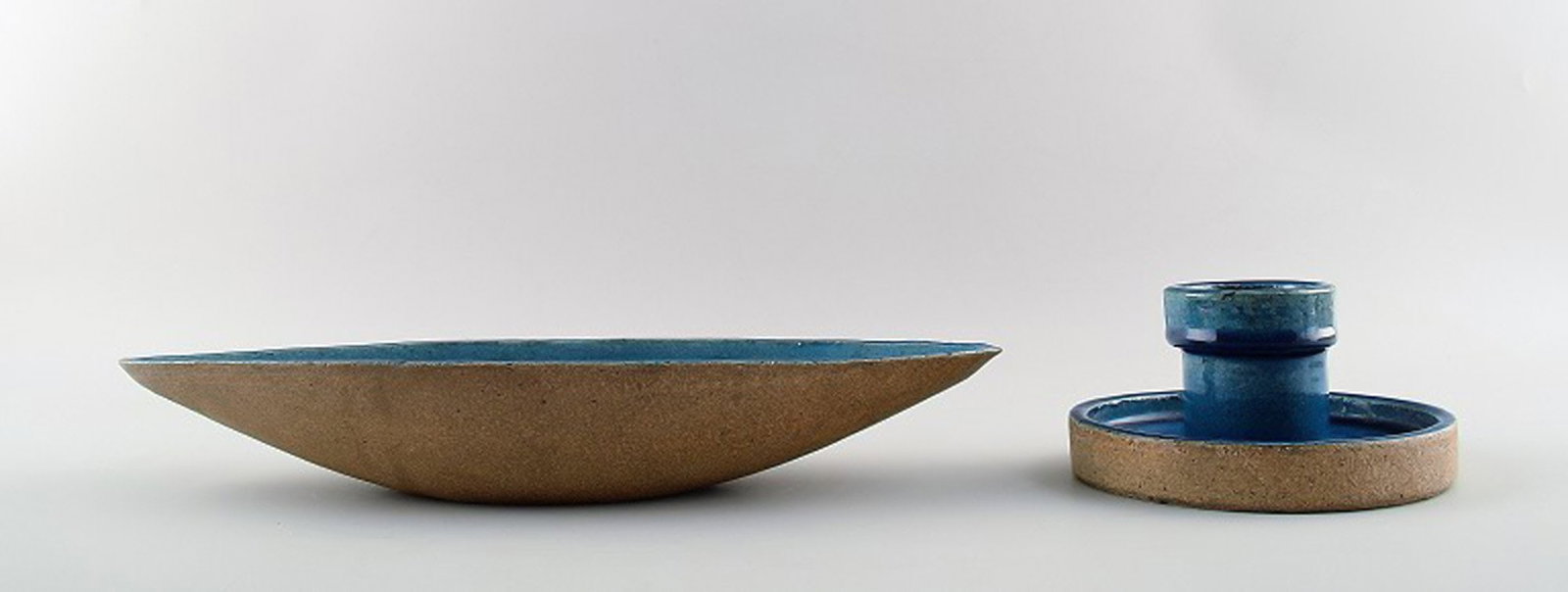 Kähler, HAK, glazed stoneware dish and candlestick. Nils Kähler.: Brand: Kähler Kähler, HAK, glazed stoneware dish and candlestick. Nils Kähler. In good condition. Beautiful turquoise glaze. Marked. The candlestick measures 14 x 7 cm. The dish measure
