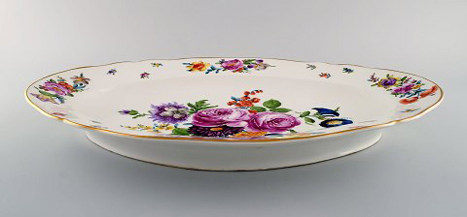 KPM, Berlin. Large antique dish in hand-painted porcelain with floral motifs and gold edge. 19th - 2