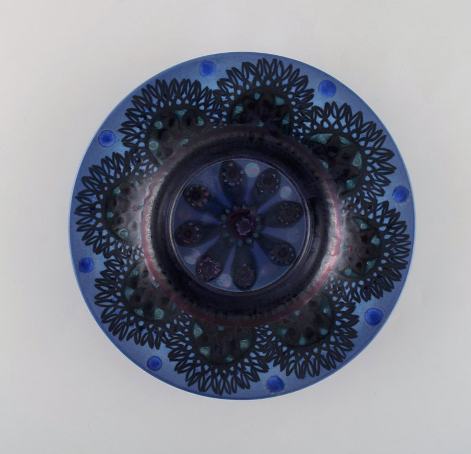 Friedl Holzer Kjellberg for Arabia. Bowl in glazed ceramics. Flowers and beautiful glaze in blue: Brand: Arabia Friedl Holzer Kjellberg for Arabia. Bowl in glazed ceramics. Flowers and beautiful glaze in blue shades. Finnish design, 1950's. Reserve: $469.00 Shipping: Domestic: Shipping rates are