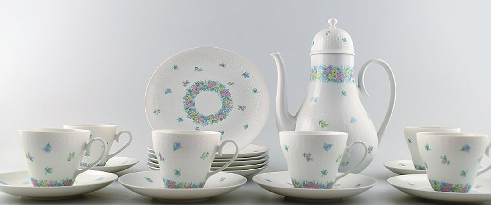Rosenthal studio line, Wiinblad. 6 persons coffee service with floral decoration.: Brand: Rosenthal Rosenthal studio line, Wiinblad. 6 persons coffee service with floral decoration. Reserve: $329.00 Shipping: Domestic: Shipping rates are determined by destination International: