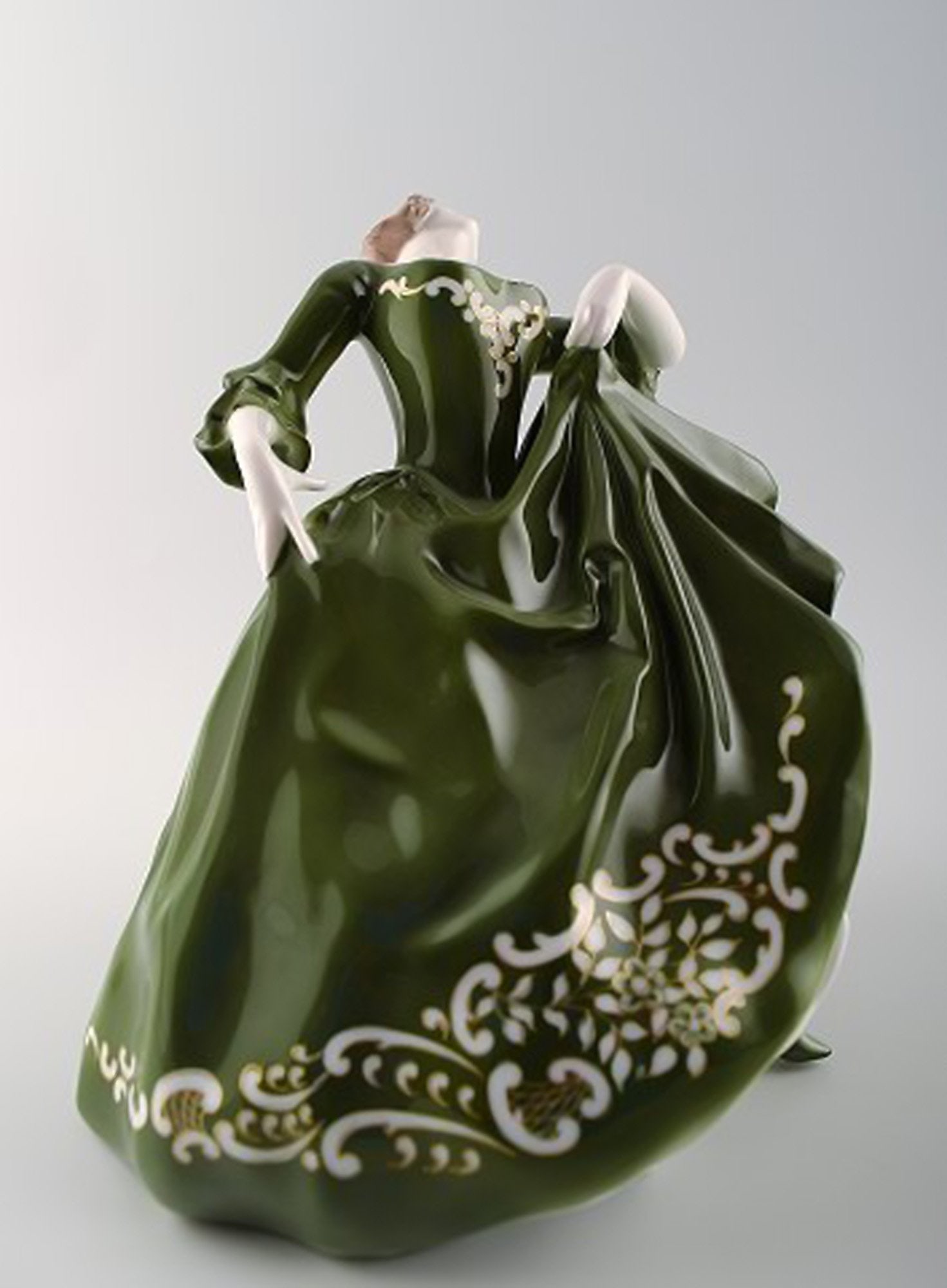 Large Art Deco Rosenthal, Erna von Langenmantel. Porcelain figurine of a dancing woman. - 2