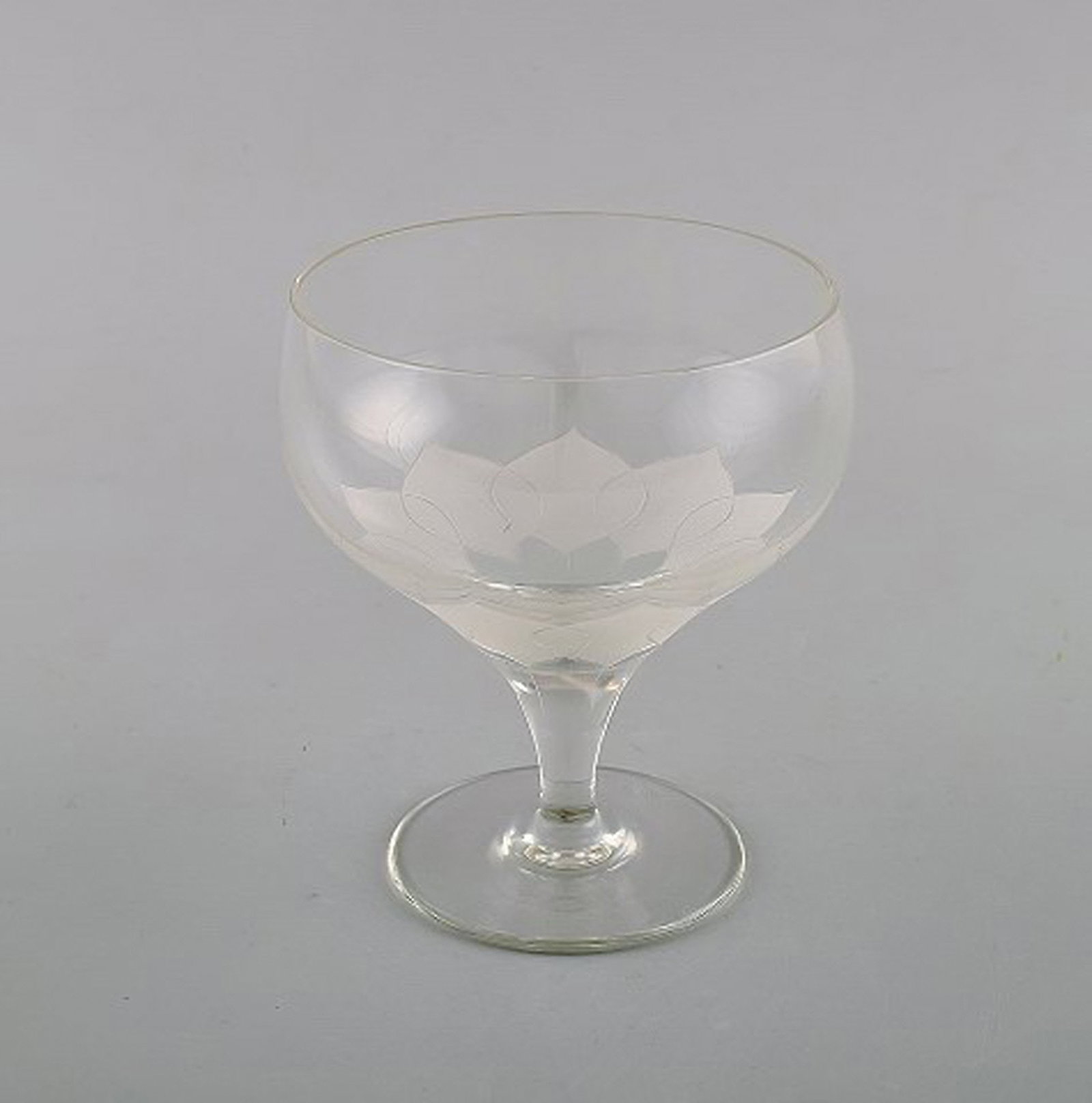 Bjørn Wiinblad (1918-2006) for Rosenthal. "Lotus" glass in clear art glass decorated with lotus - 2
