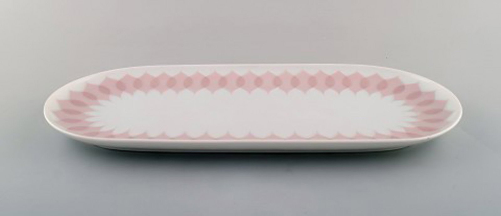 Bjørn Wiinblad for Rosenthal. "Lotus" porcelain service. Oblong dish decorated with pink lotus - 2