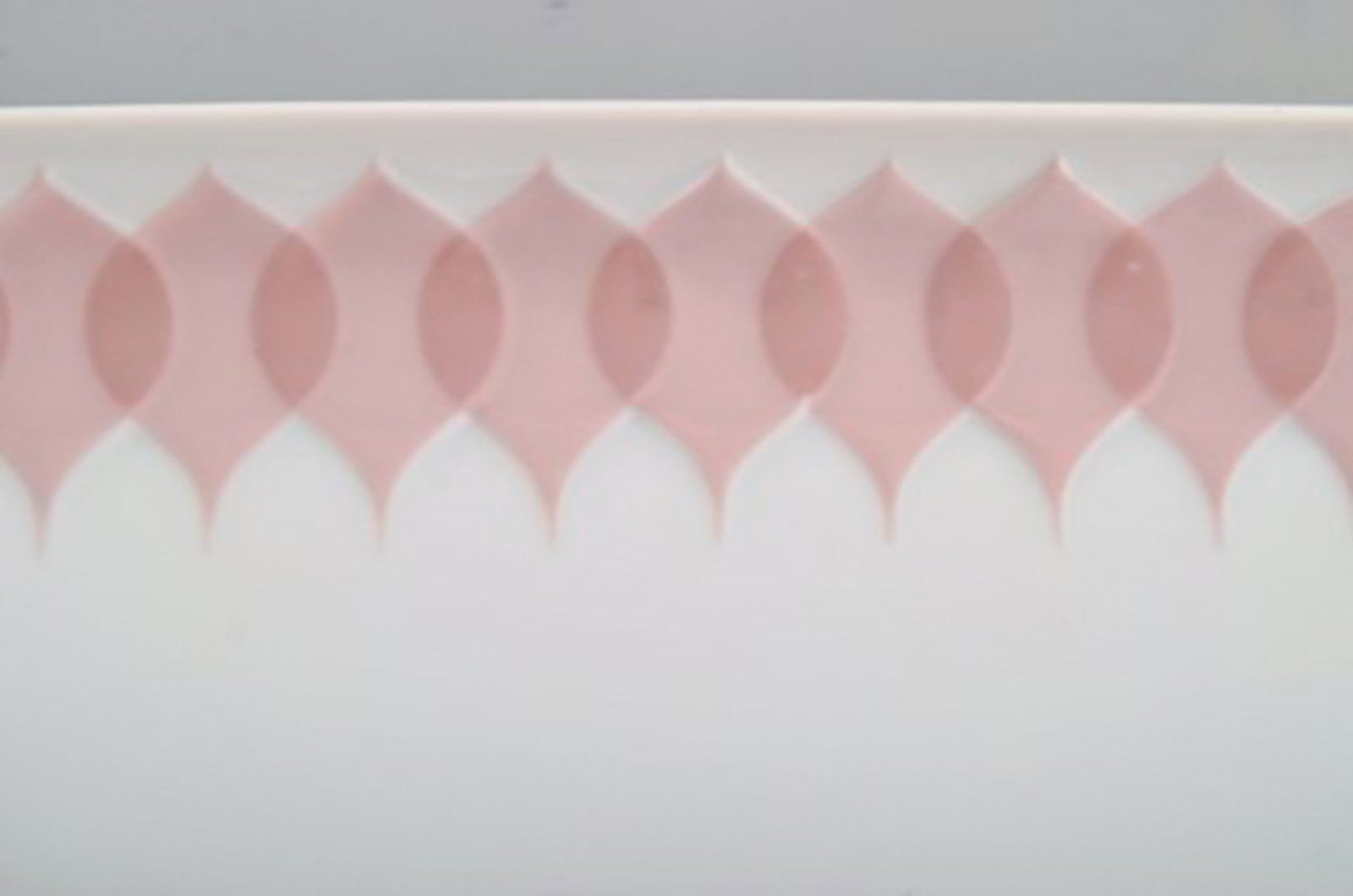 Bjørn Wiinblad for Rosenthal. "Lotus" porcelain service. Oblong dish decorated with pink lotus - 3
