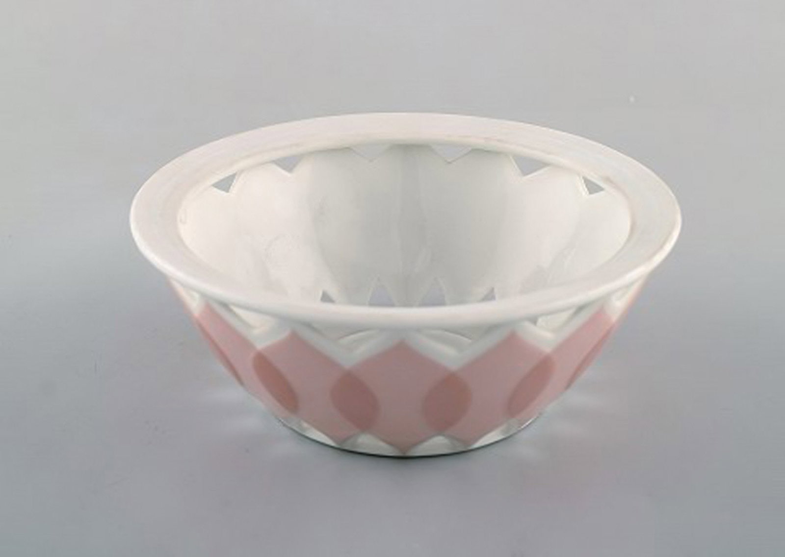 Bjørn Wiinblad for Rosenthal. "Lotus" porcelain service. Pierced bowl decorated with pink lotus - 2
