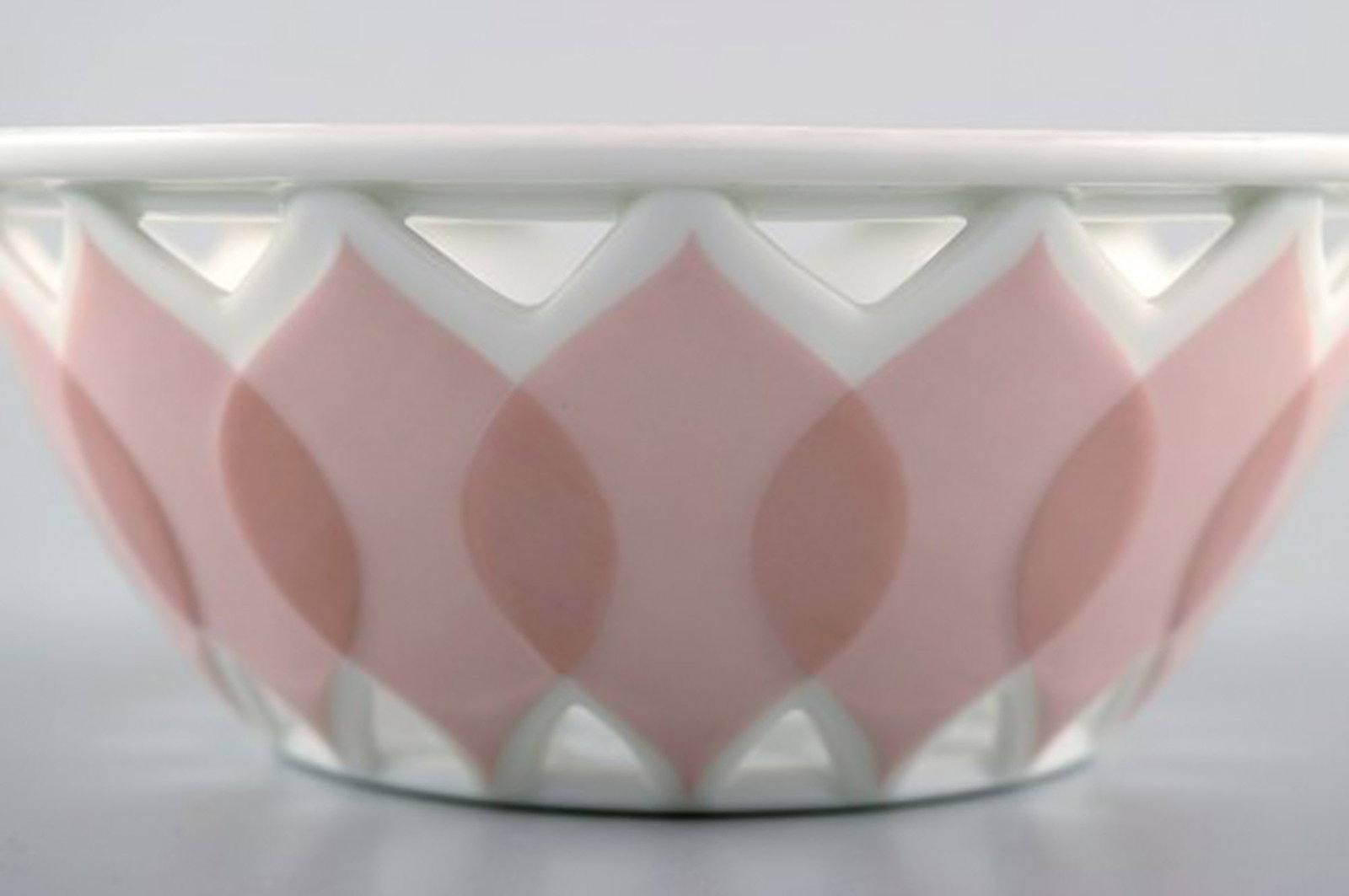 Bjørn Wiinblad for Rosenthal. "Lotus" porcelain service. Pierced bowl decorated with pink lotus - 3