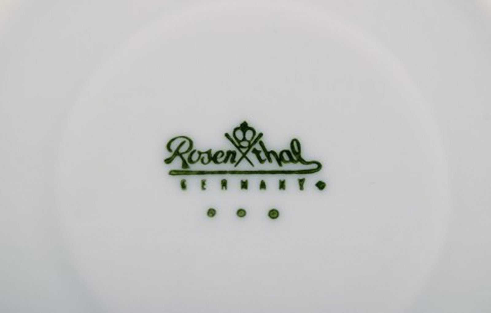 Bjørn Wiinblad for Rosenthal. "Lotus" porcelain service. Pierced bowl decorated with pink lotus - 4