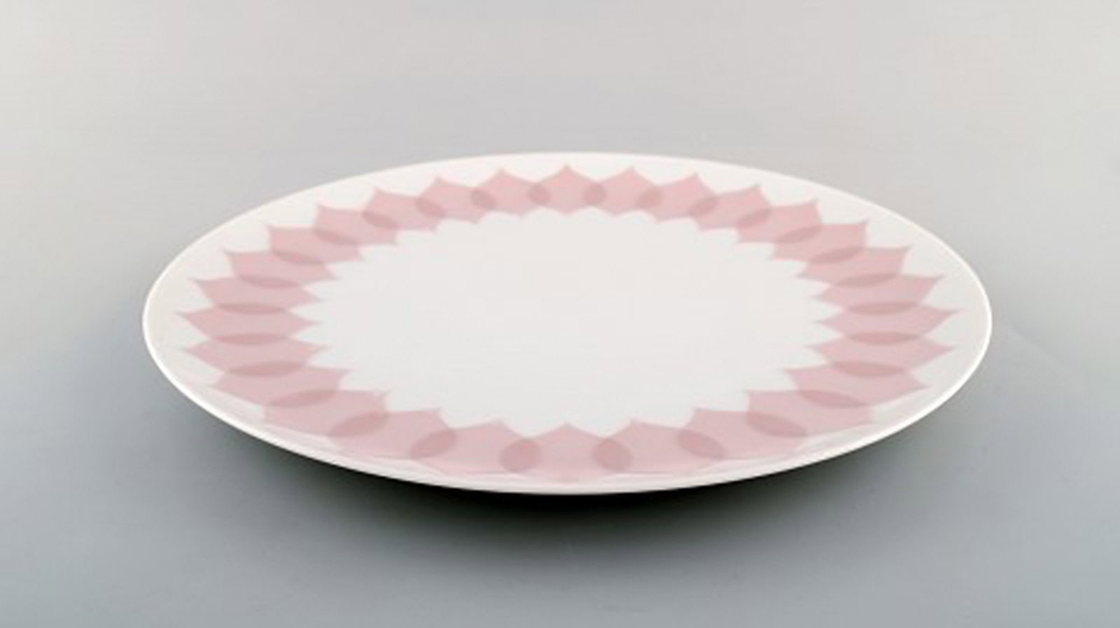 Bjørn Wiinblad for Rosenthal. "Lotus" porcelain service. Large round dish decorated with pink - 2