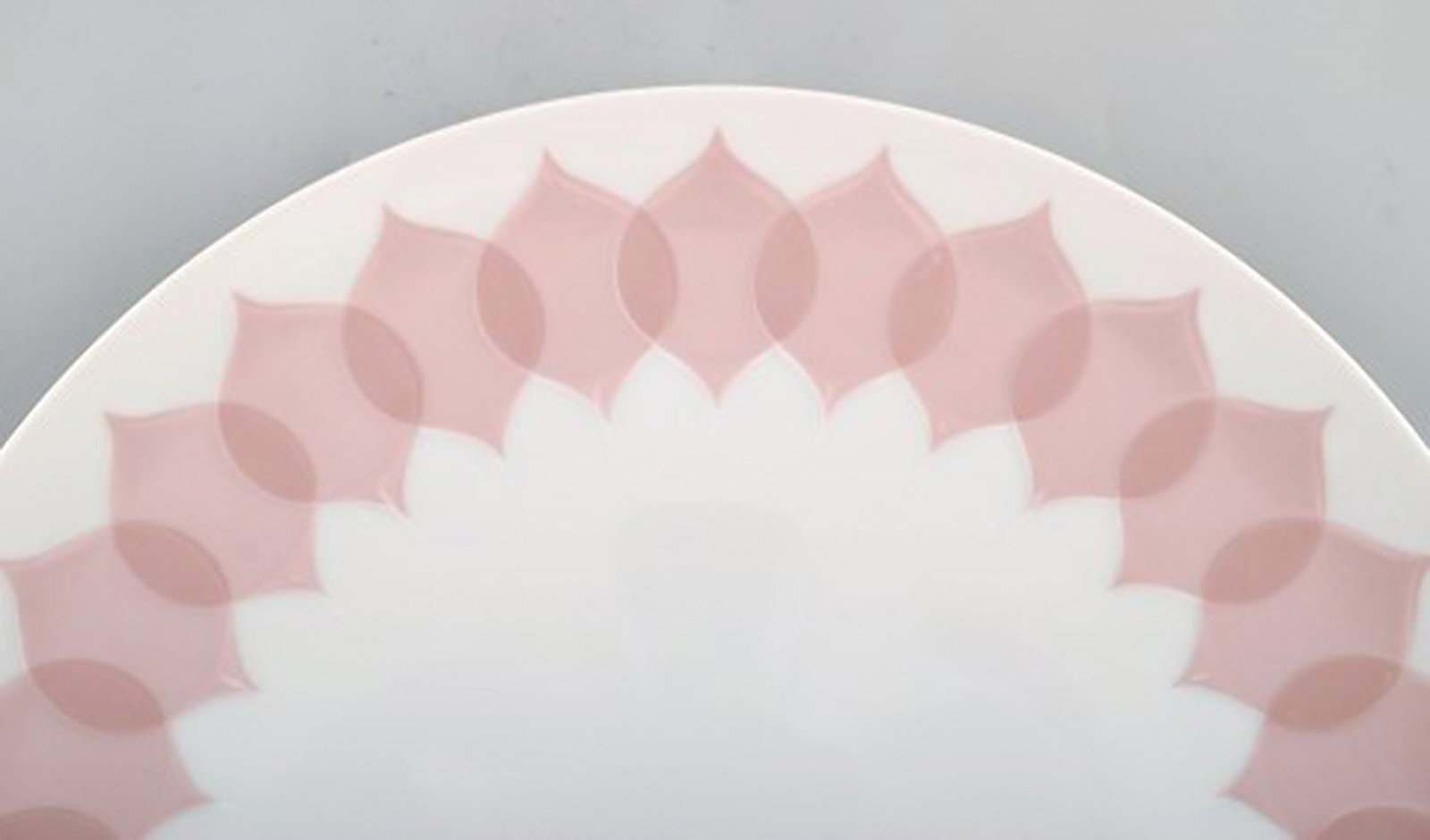 Bjørn Wiinblad for Rosenthal. "Lotus" porcelain service. Large round dish decorated with pink - 3
