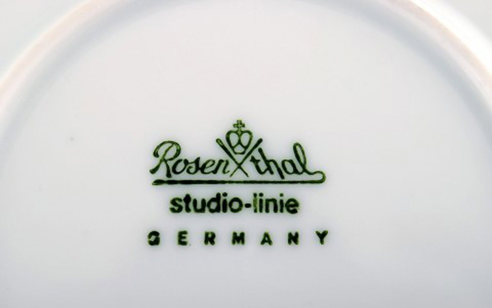 Bjørn Wiinblad for Rosenthal. "Lotus" porcelain service. Large round dish decorated with pink - 4