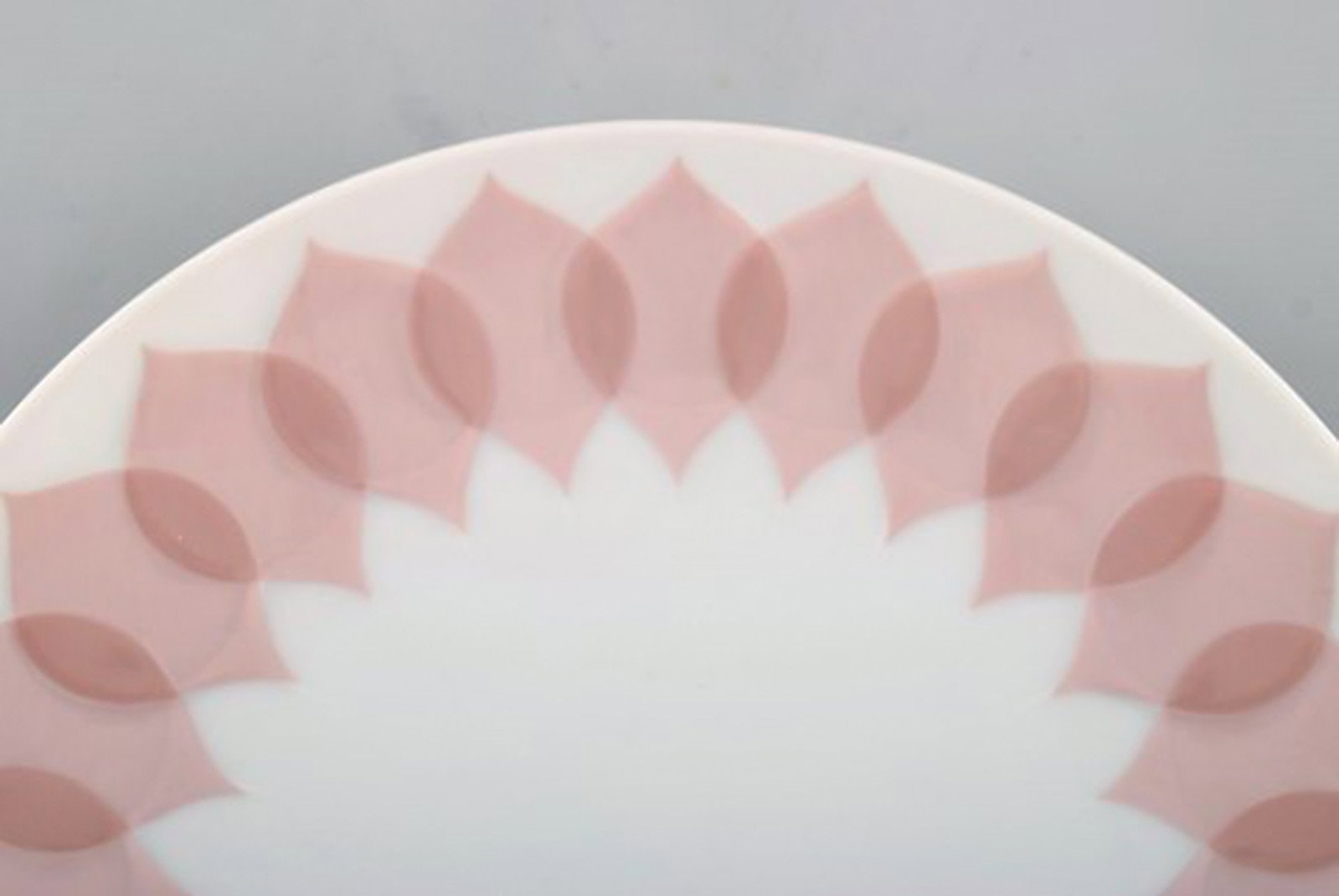 Bjørn Wiinblad for Rosenthal. "Lotus" porcelain service. Two plates decorated with pink lotus - 3