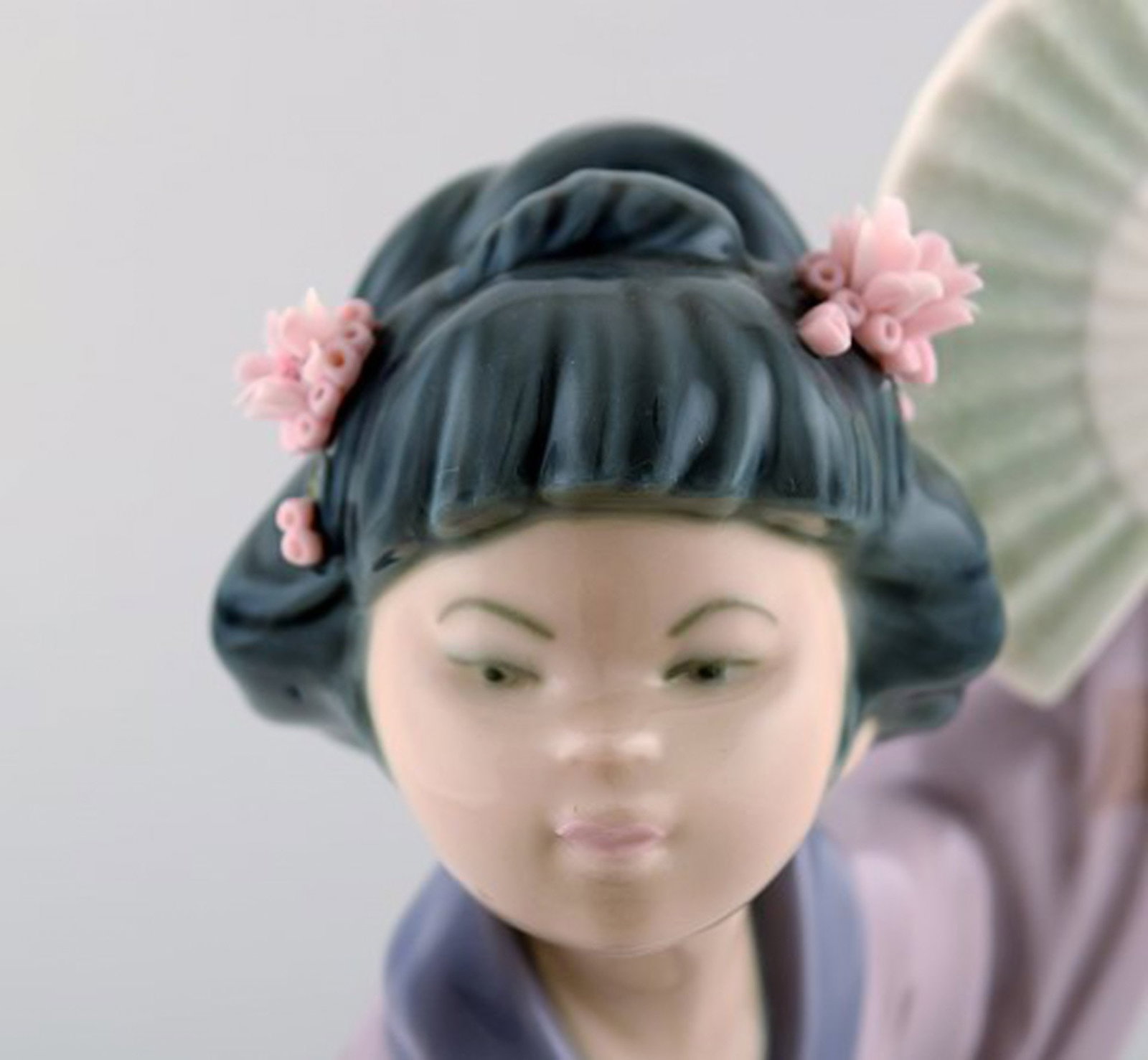 Lladro, Spain. Large figure in glazed porcelain. Geisha with fans. 20th century. - 5