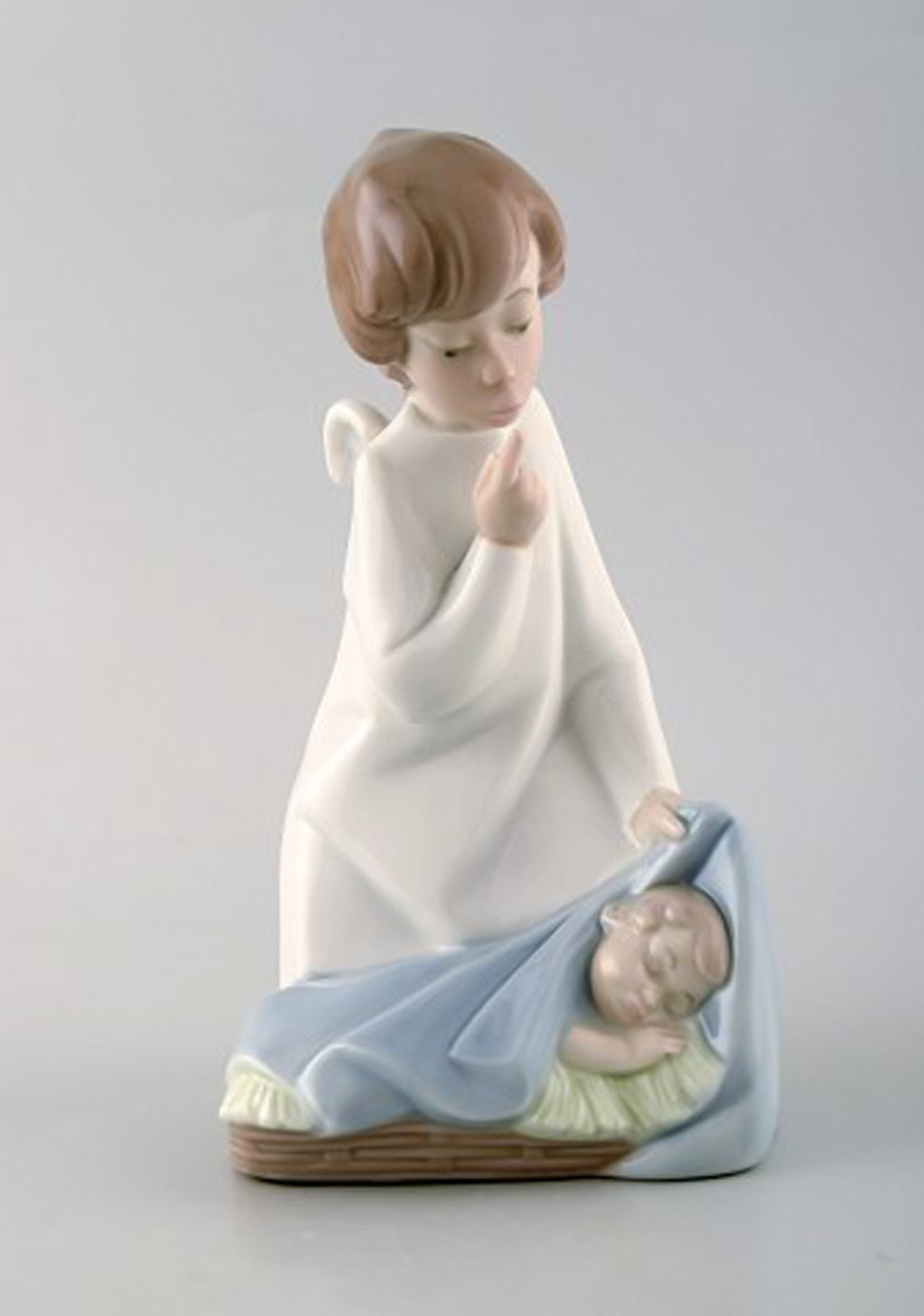 Nao and Lladro. Three porcelain figures. 20th century. - 4