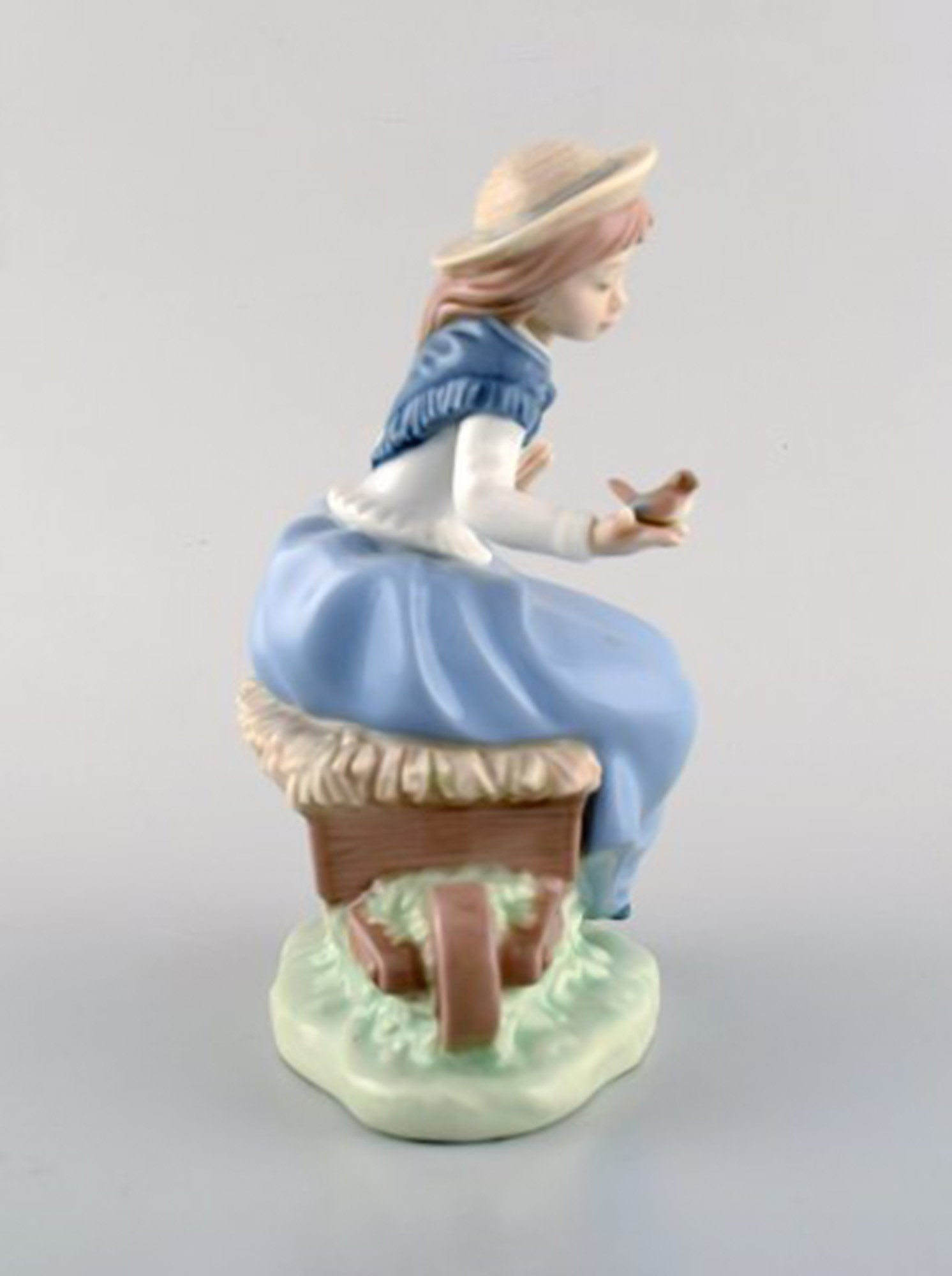 Lladro and Nao, Spain. Four porcelain figurines of children. 1980 / 90's. - 3