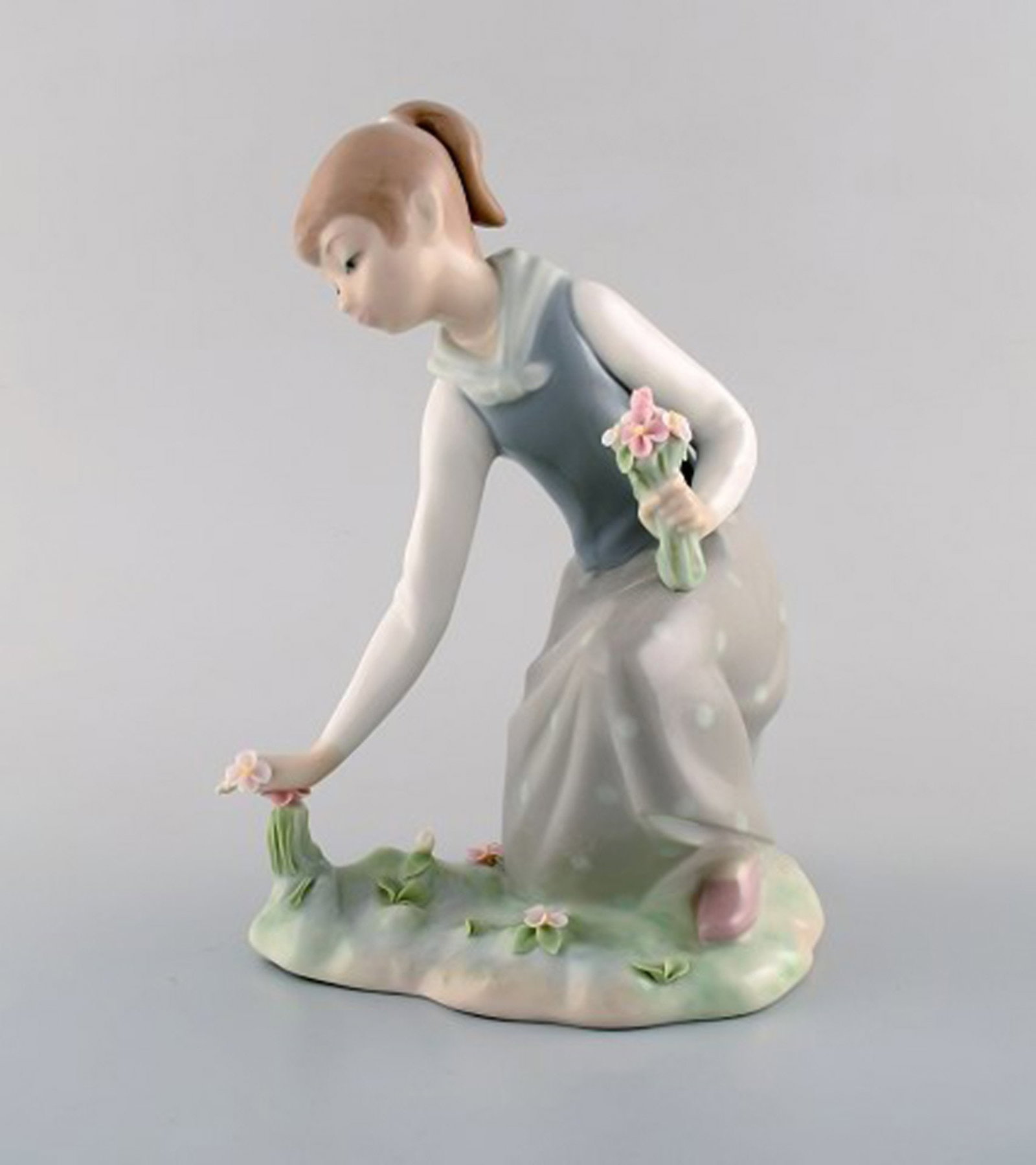 Lladro, Nao and Zaphir, Spain. Five porcelain figurines of children. 1980 / 90's. - 7
