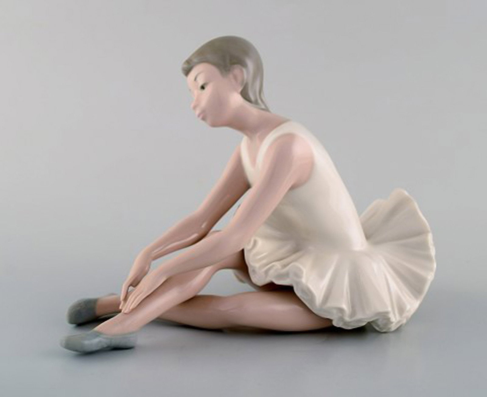 Lladro, Nao and Rex, Spain. Four porcelain figurines of young girls. 1970/80's. - 4
