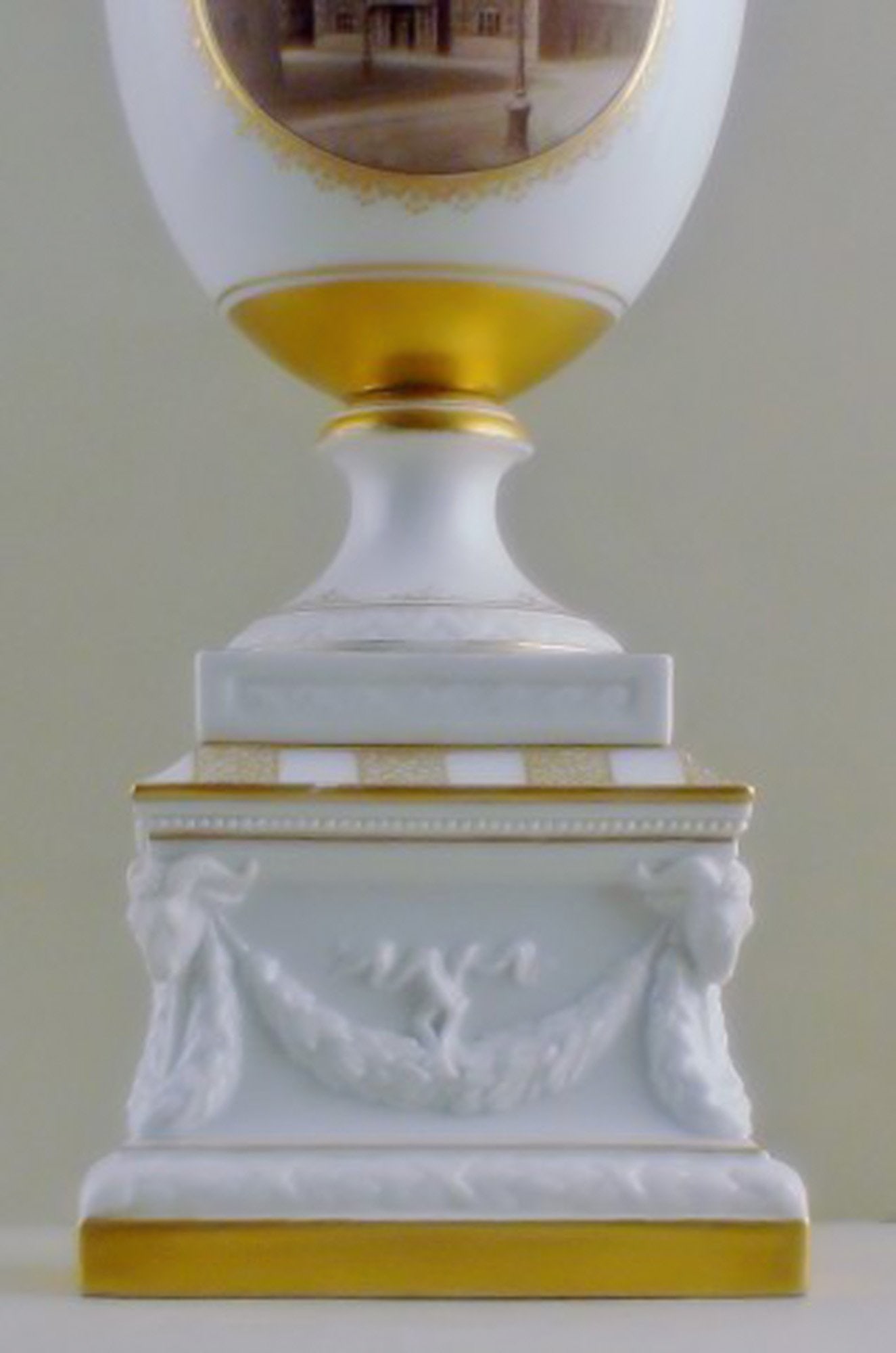 Sensationel B&G (Bing & Grondahl) large egg shaped vase in empire style on stand. - 3