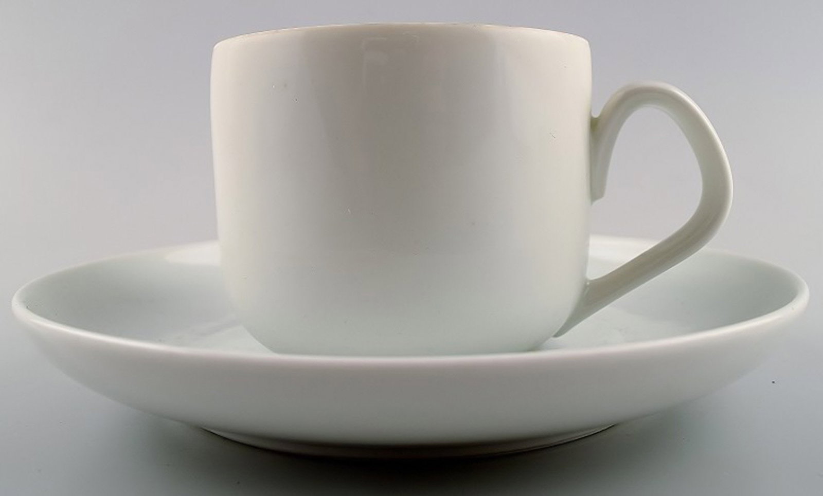2 sets of Bing & Grondahl B&G, White Koppel, coffee cup and saucer. Designed by Henning Koppel.: Brand: Bing & Grøndahl 2 sets of Bing & Grondahl B&G, White Koppel, coffee cup and saucer. Designed by Henning Koppel. Reserve: $14.00 Shipping: Domestic: Shipping rates are determined by