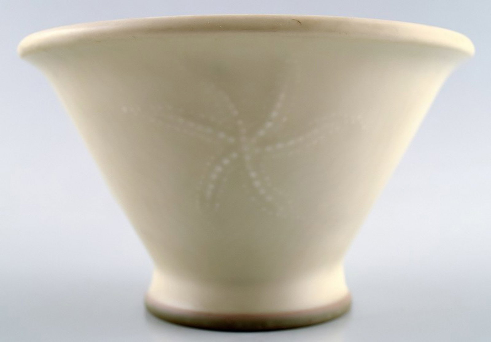 Art deco vase in porcelain, B&G, Bing & Grondahl.: Brand: Bing & Grøndahl Art deco vase in porcelain, B&G, Bing & Grondahl. Reserve: $84.00 Shipping: Domestic: Shipping rates are determined by destination International: Foreign shipping rates