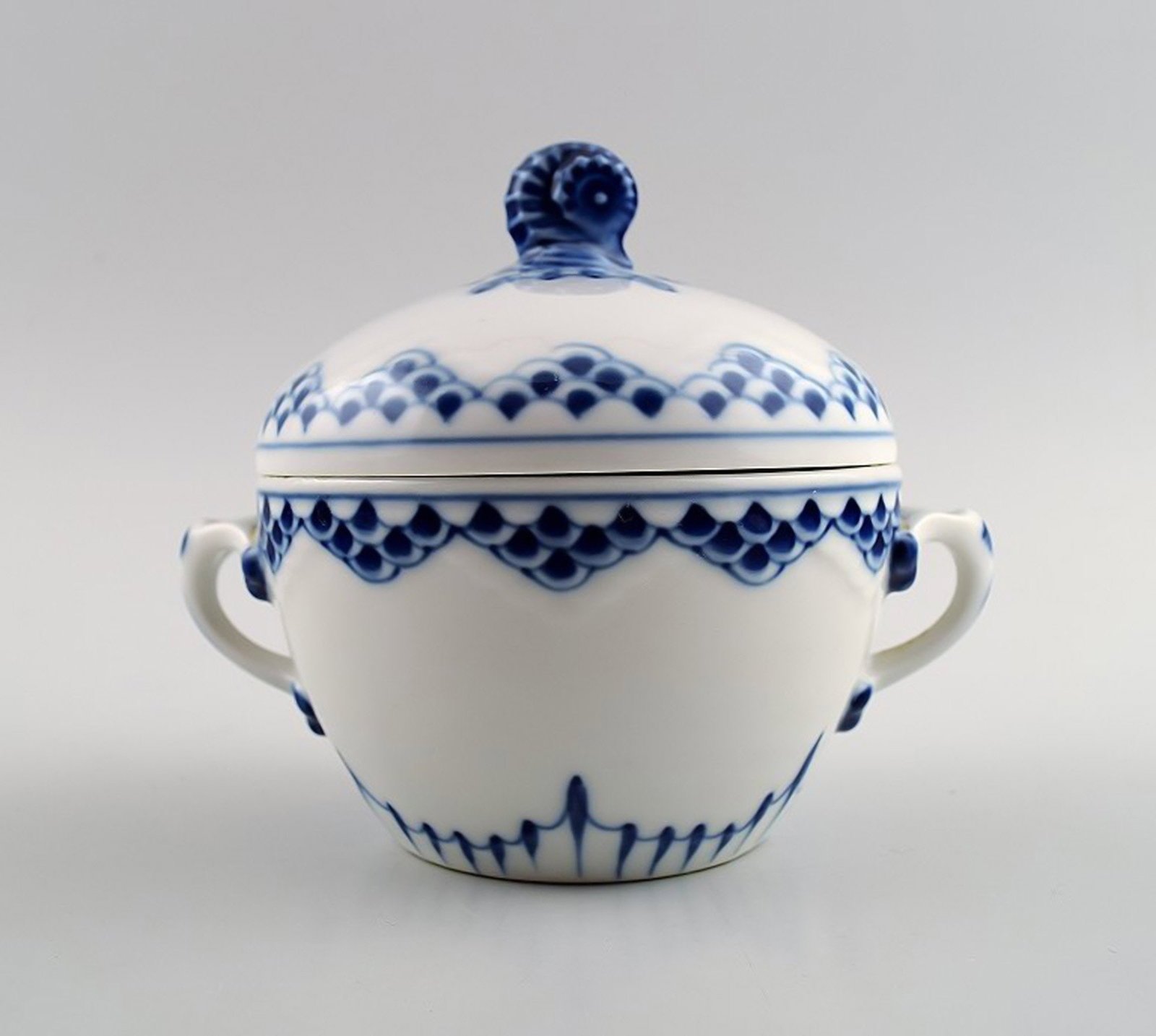 Kronberg Sugar Bowl B&G no 593 Bing & Grondahl.: Brand: Bing & Grøndahl Kronberg Sugar Bowl B&G no 593 Bing & Grondahl. Reserve: $42.00 Shipping: Domestic: Shipping rates are determined by destination International: Foreign shipping rates are