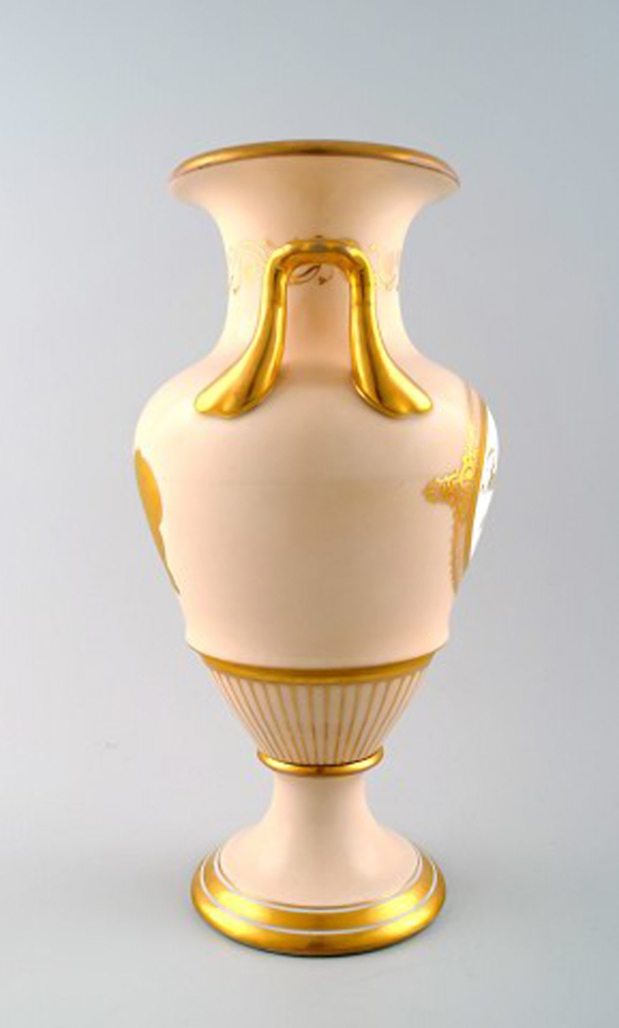 Large B&G, Bing & Grondahl vase in pink with handles in gold. - 2