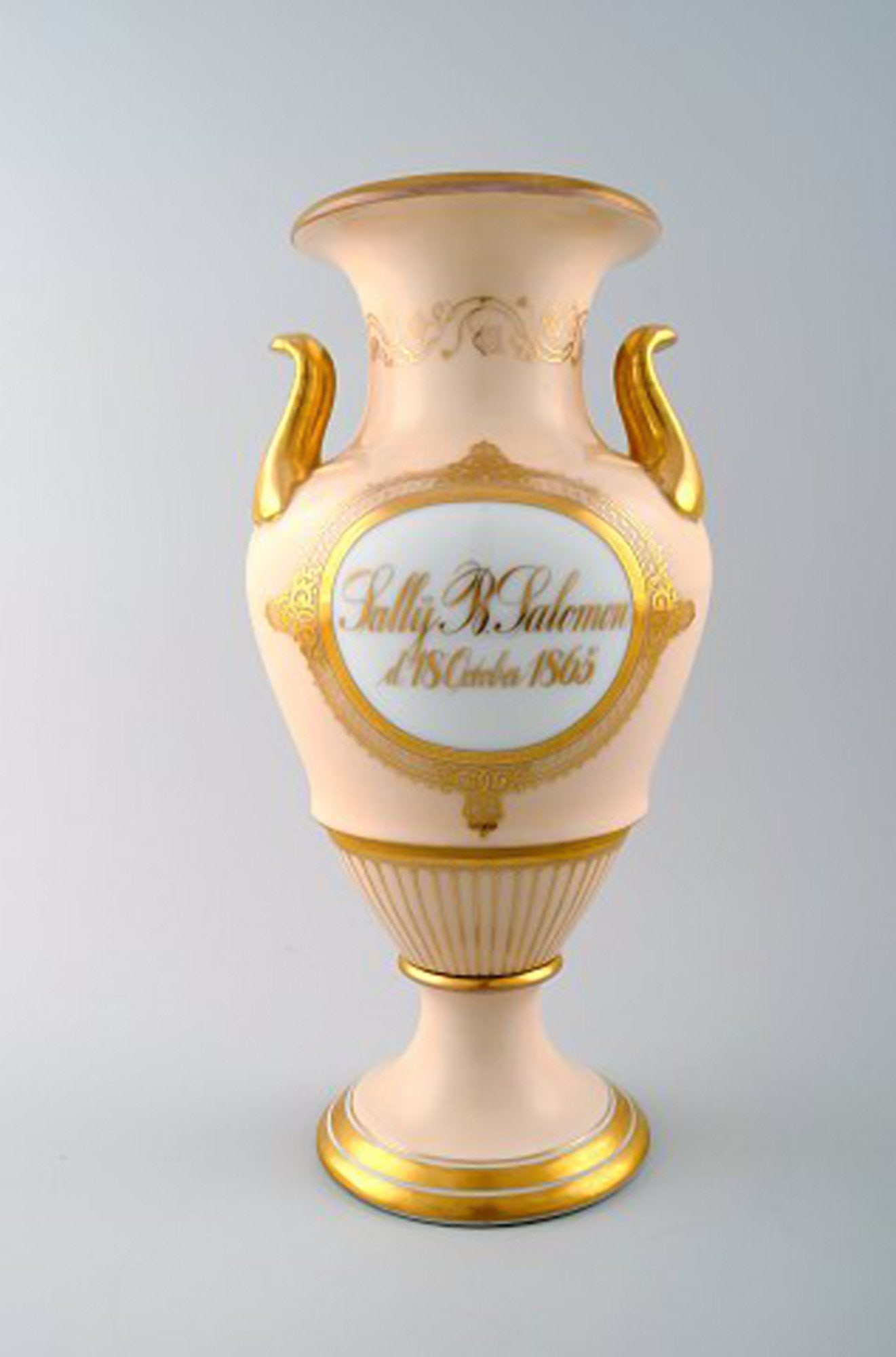 Large B&G, Bing & Grondahl vase in pink with handles in gold. - 3