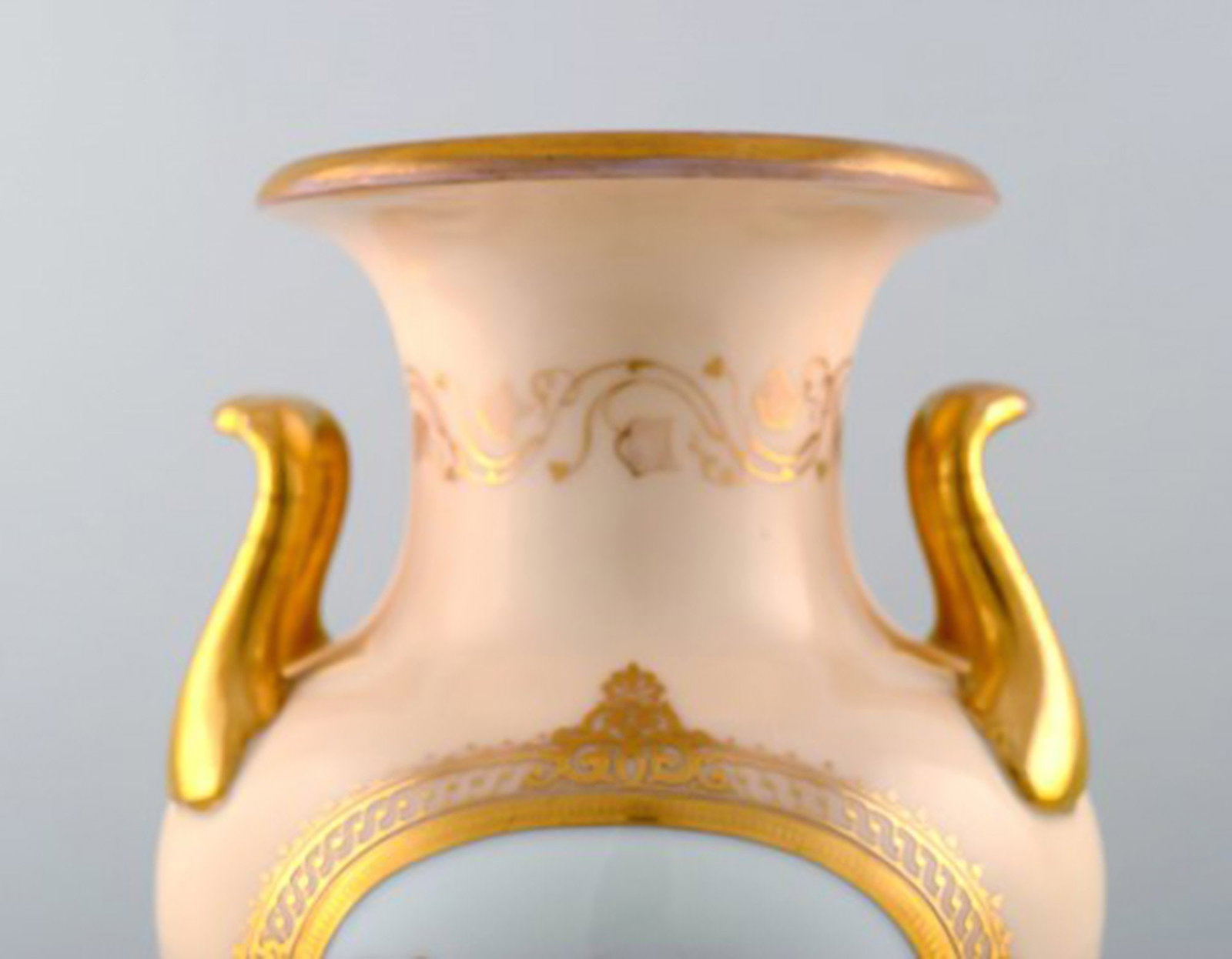 Large B&G, Bing & Grondahl vase in pink with handles in gold. - 4