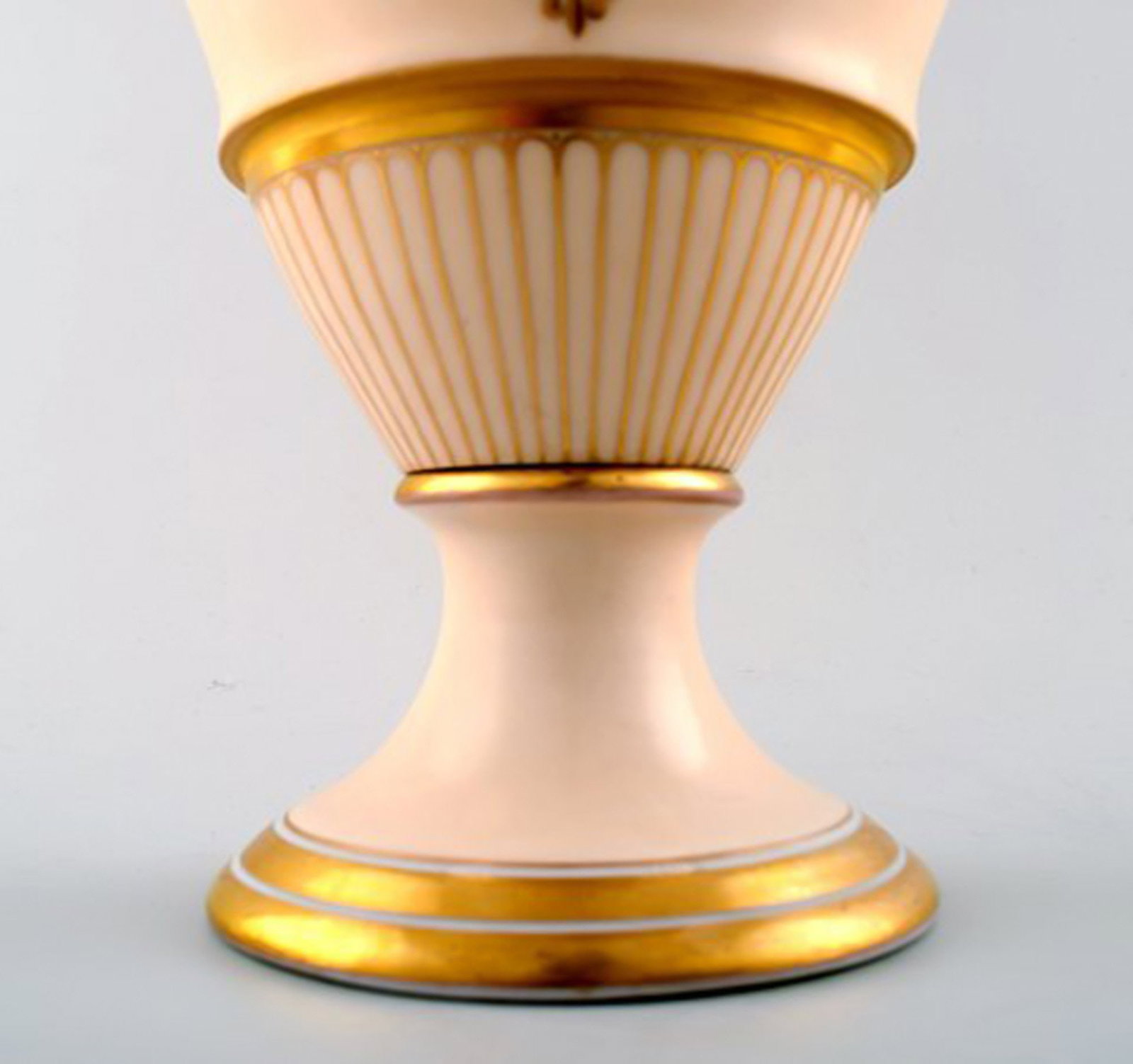 Large B&G, Bing & Grondahl vase in pink with handles in gold. - 5