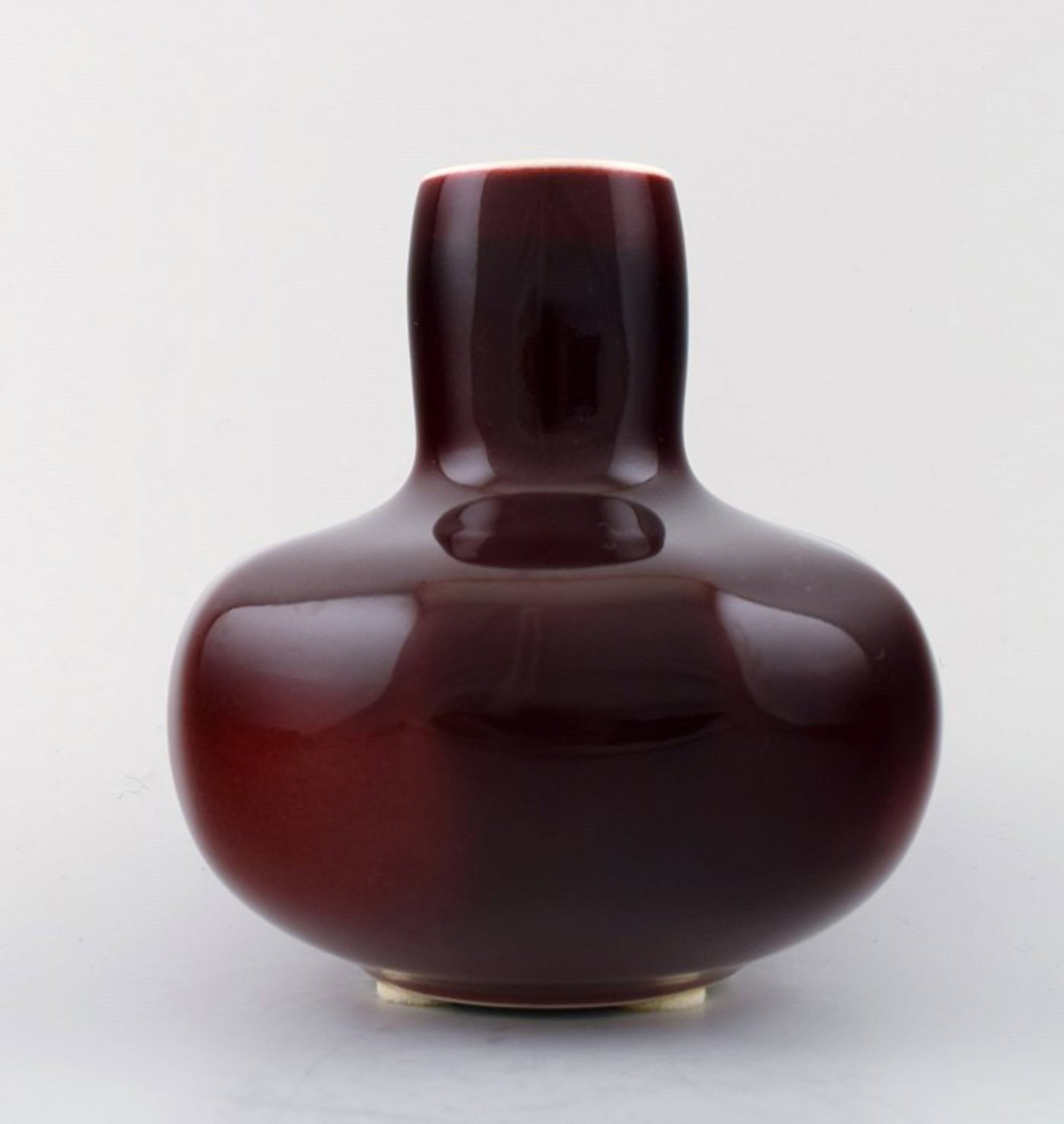 Rare Lisbeth Munch Petersen porcelain vase, Bing & Grondahl. Narrow neck. Denmark mid 20 c.: Brand: Bing & Grøndahl Rare Lisbeth Munch Petersen porcelain vase, Bing & Grondahl. Narrow neck. Denmark mid 20 c. Reserve: $350.00 Shipping: Domestic: Shipping rates are determined by