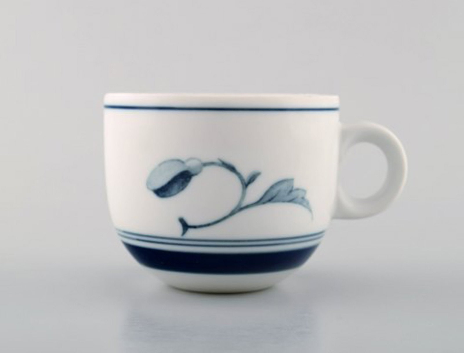 B&G, Bing & Grondahl. Corinth coffee cup in hand painted porcelain with saucer. Model number: 305. - 2