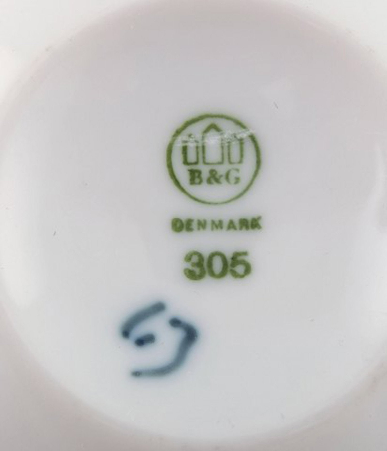 B&G, Bing & Grondahl. Corinth coffee cup in hand painted porcelain with saucer. Set of 4. Model - 5