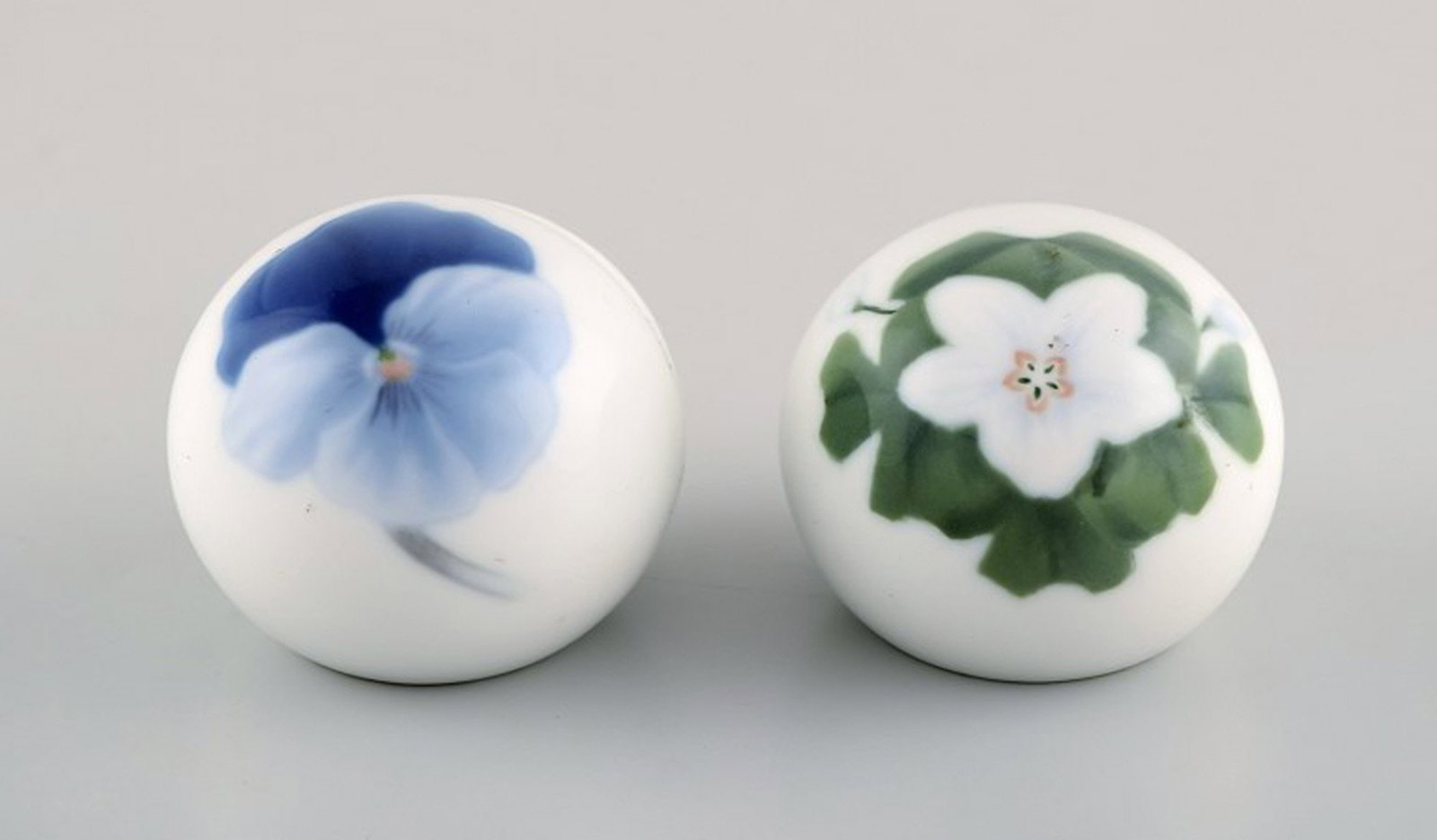 Bing & Grondahl / B&G. A pair of early art nouveau table card holders in porcelain with flowers.: Brand: Bing & Grøndahl Bing & Grondahl / B&G. A pair of early art nouveau table card holders in porcelain with flowers. Early 20th century. Reserve: $294.00 Shipping: Domestic: Shipping rates are