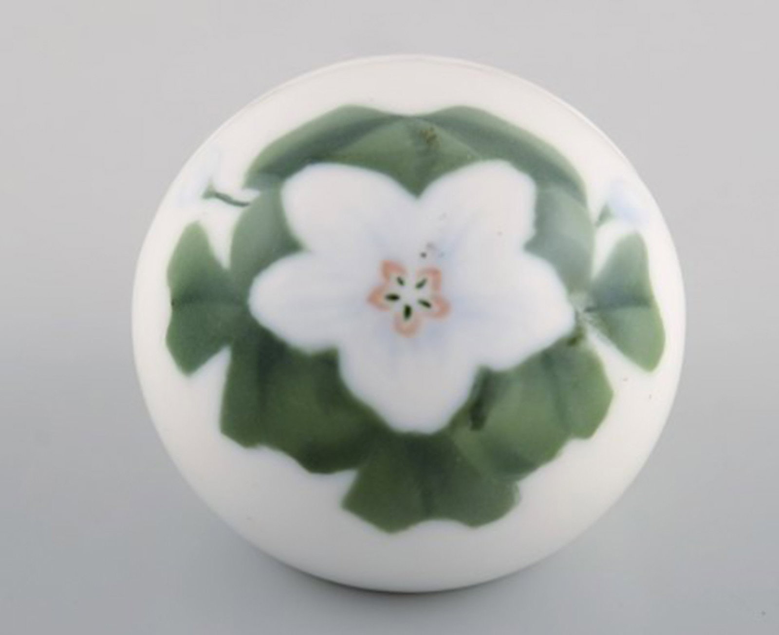 Bing & Grondahl / B&G. A pair of early art nouveau table card holders in porcelain with flowers. - 2