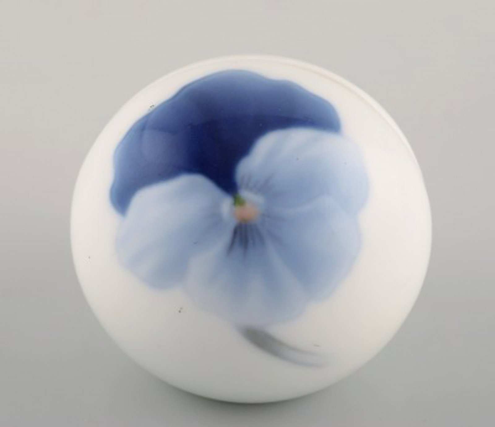 Bing & Grondahl / B&G. A pair of early art nouveau table card holders in porcelain with flowers. - 3